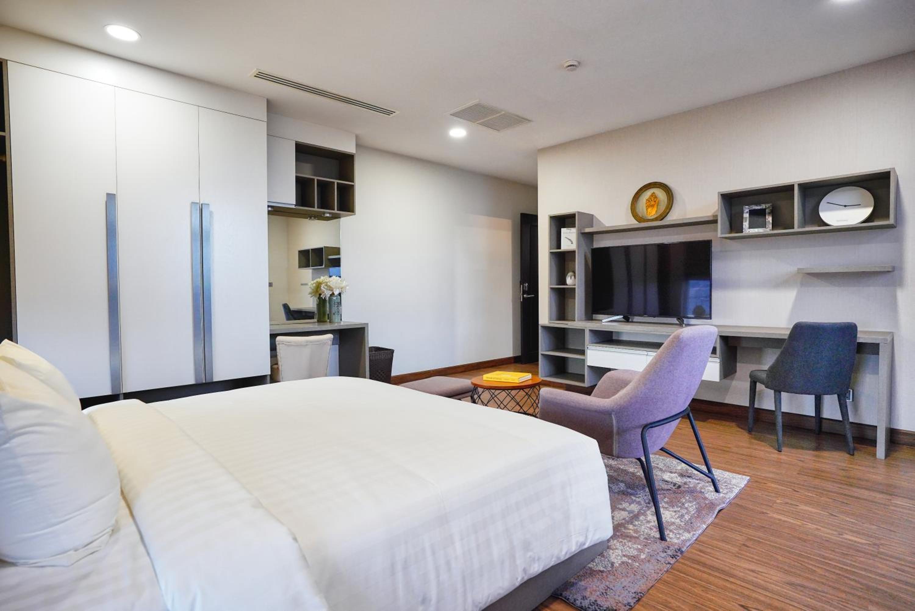 Two-Bedroom Apartment with Balcony - Photo 5