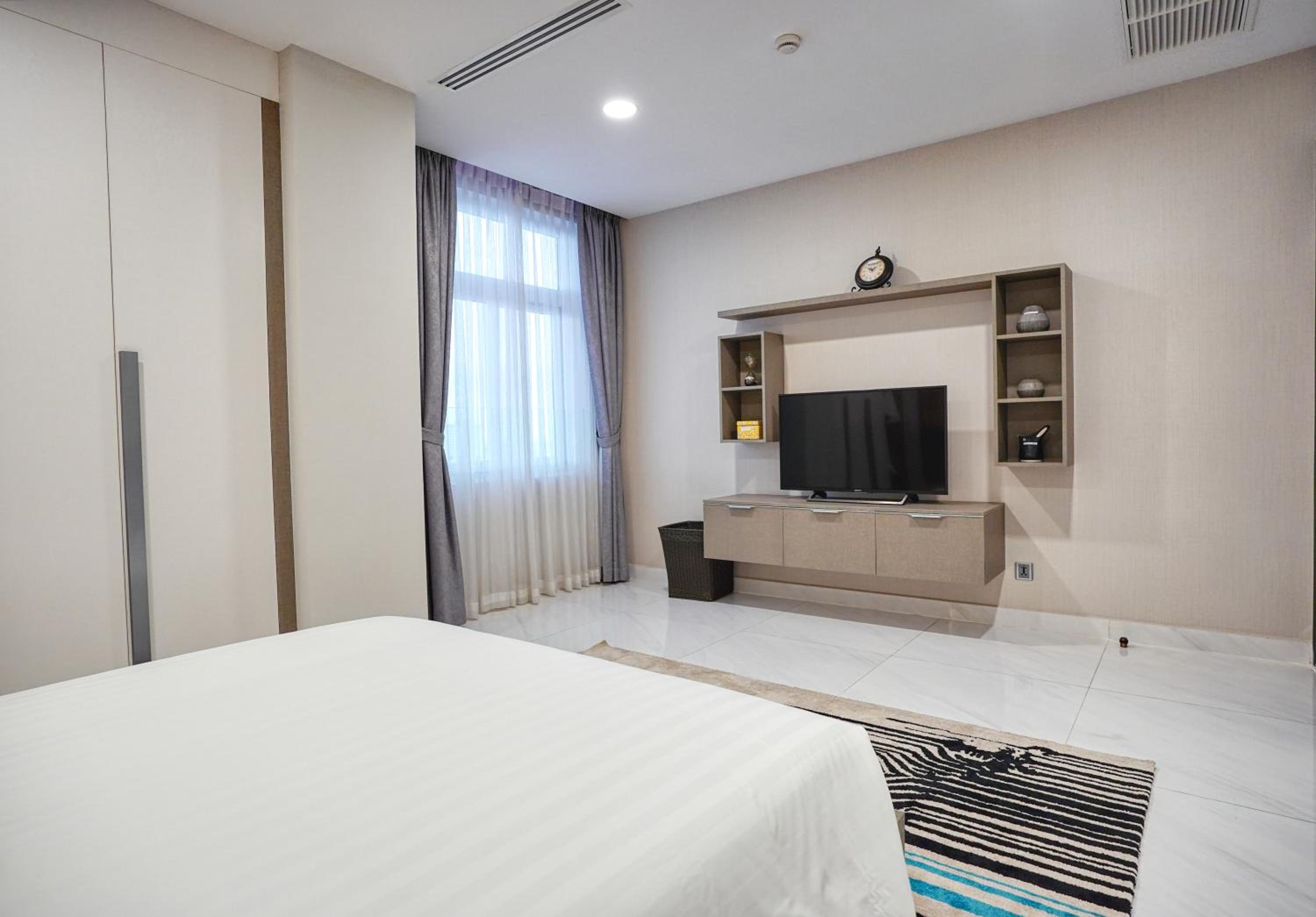 Two-Bedroom Apartment with Balcony - Photo 8