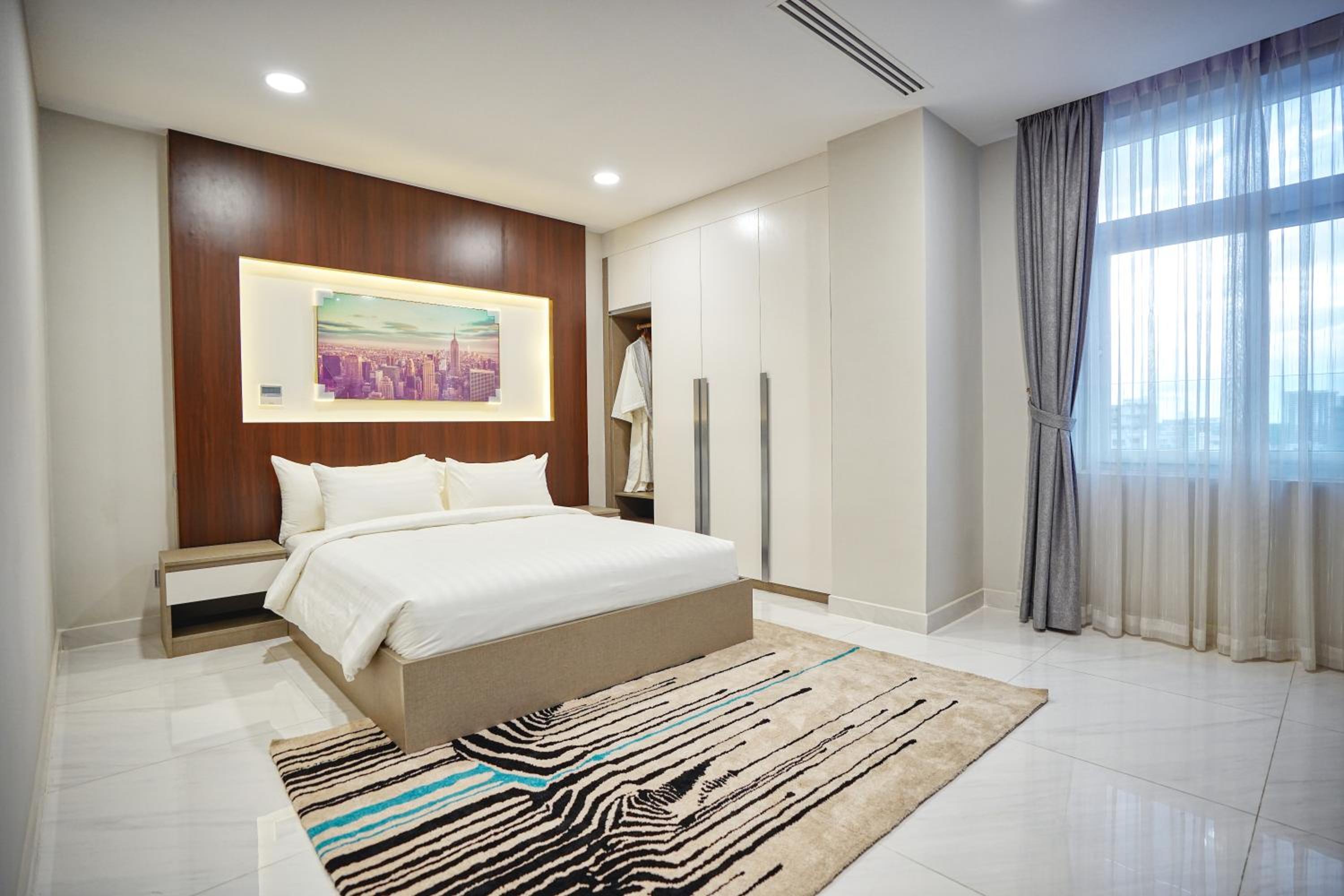 Two-Bedroom Apartment with Balcony - Photo 7