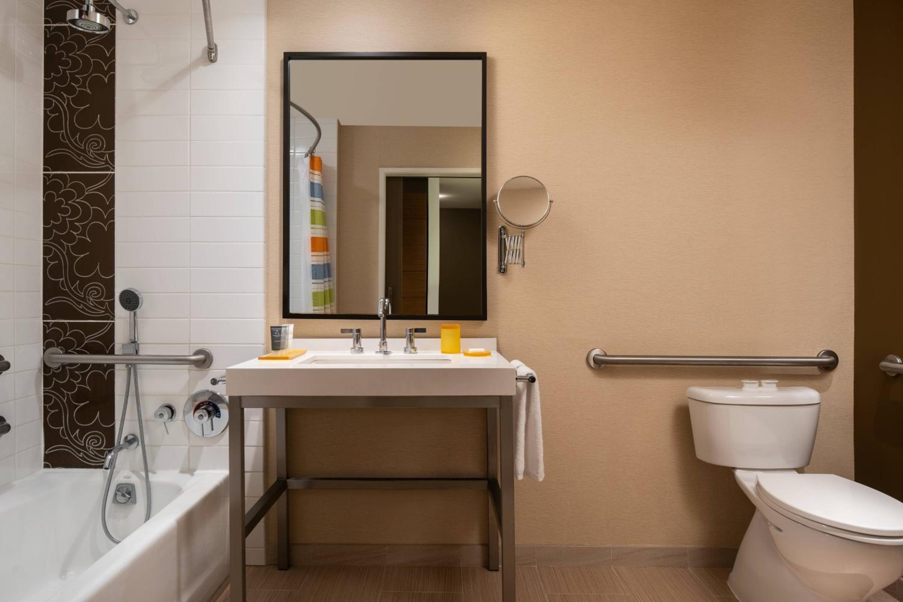 Queen Room with City View and Tub - Mobility Accessible thumbnail 6