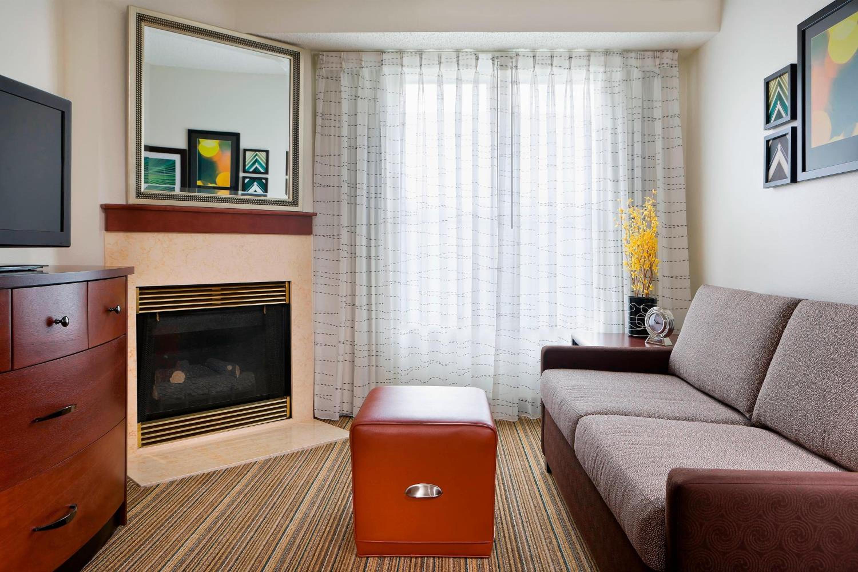 Two-Bedroom Suite with Adapted Tub - Mobility and Hearing Accessible photo 3