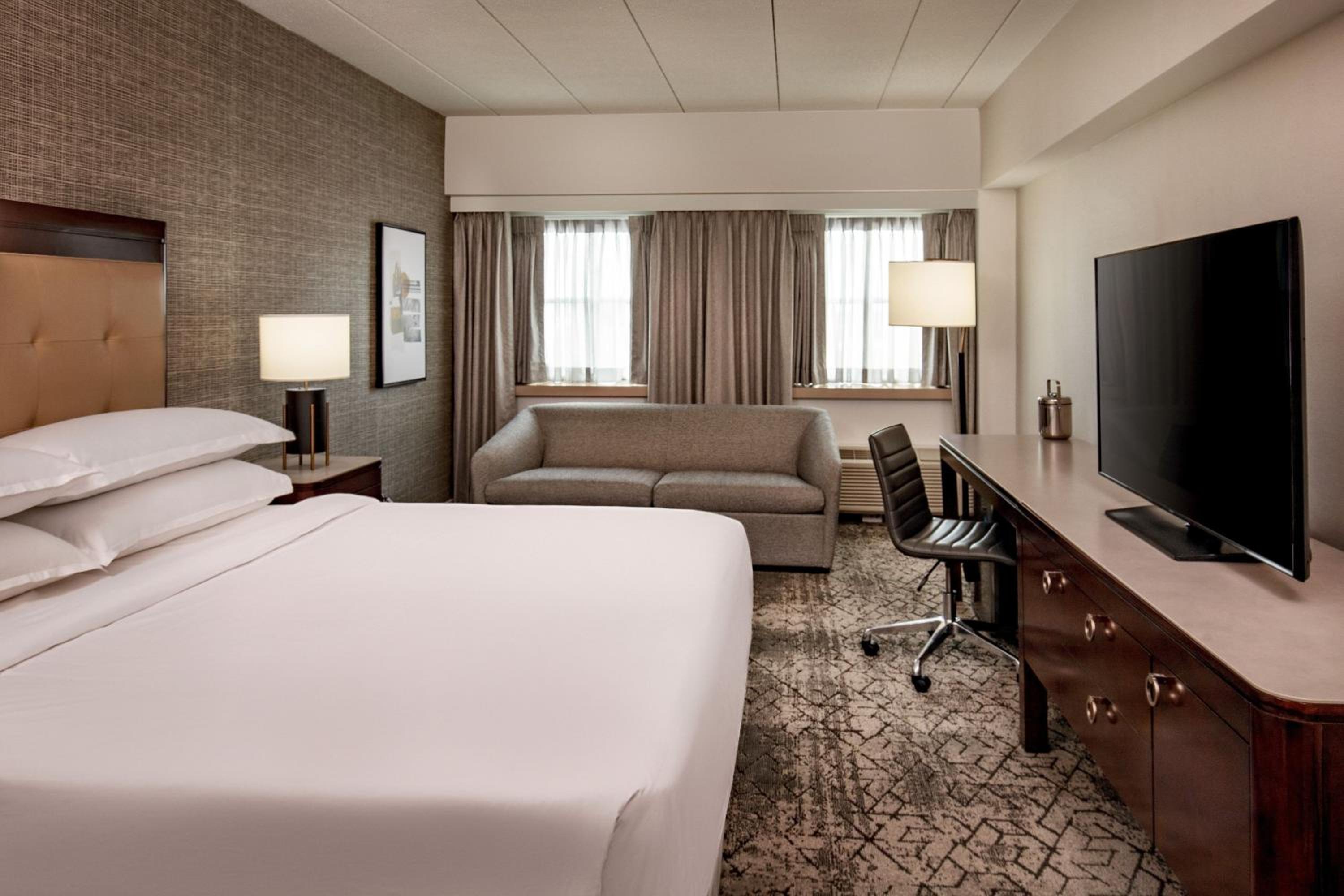 Traditional King Room with Sofa Bed and Roll-In Shower - Mobility/Hearing Accessible - Photo 4