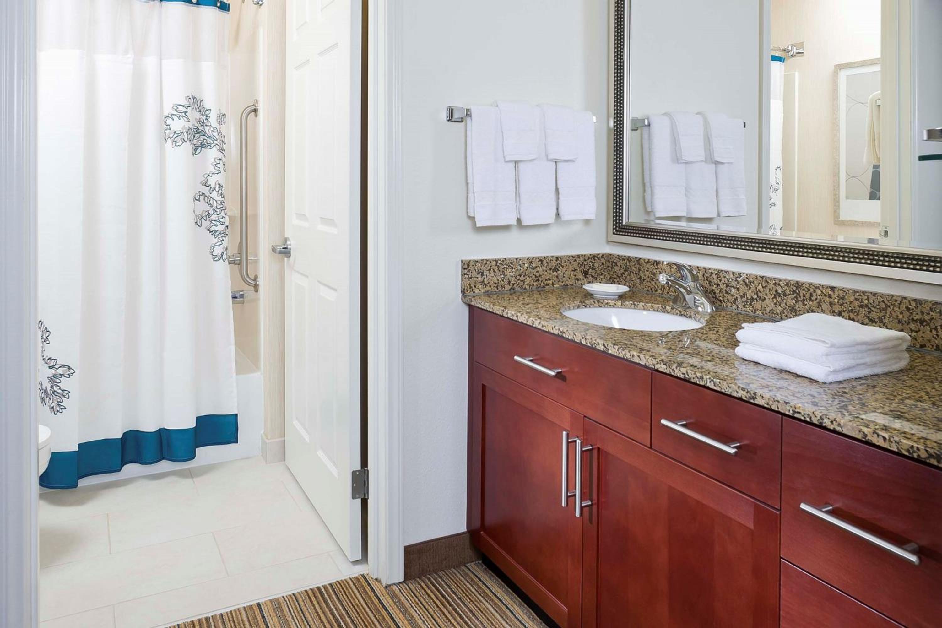 One-Bedroom King Suite with Sofa Bed and Adapted Tub - Mobility and Hearing Accessible - Photo 3