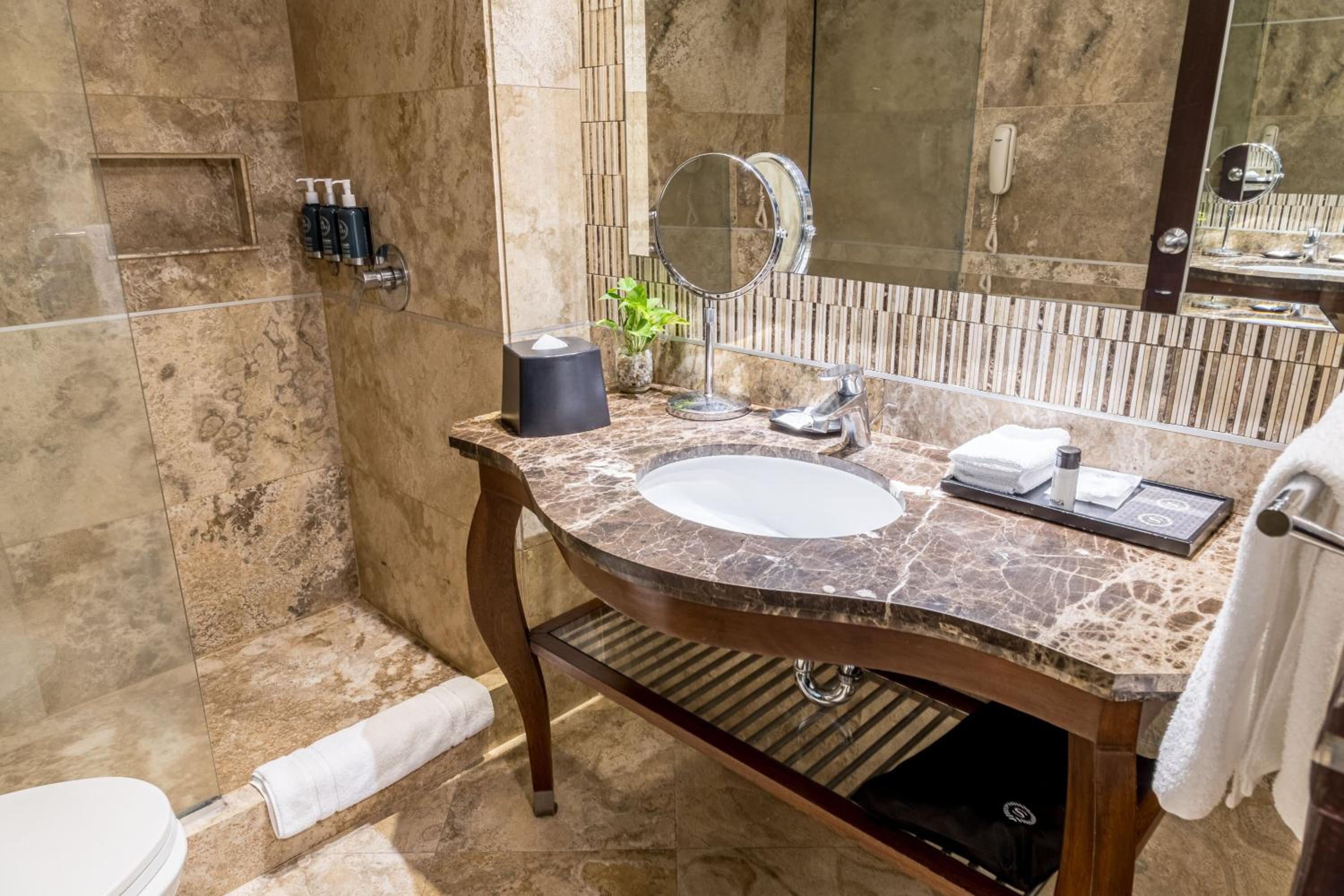 Deluxe King Room - Renovated/High Floor - Photo 11