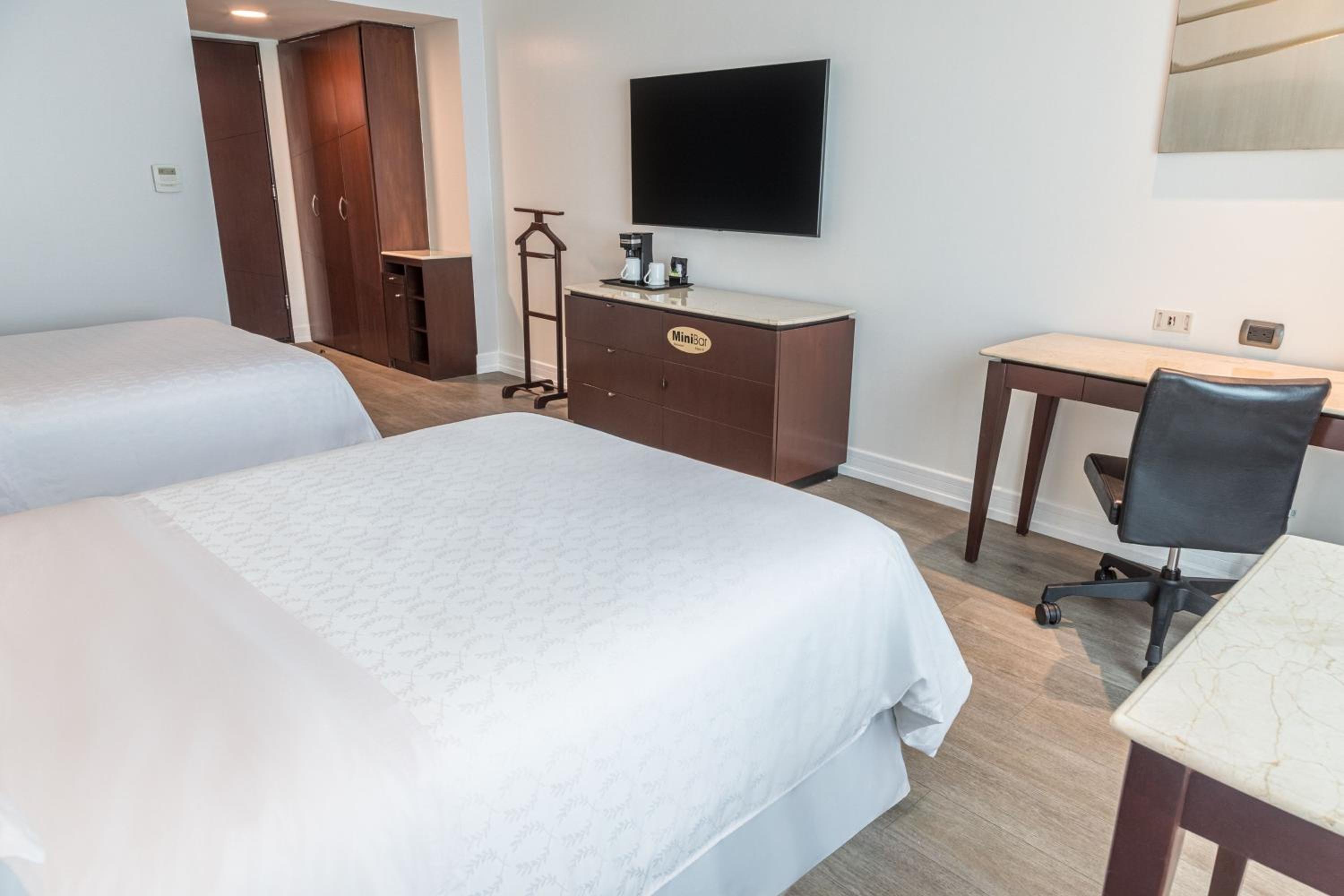 Deluxe Room with Two Double Beds - Renovated/High Floor - Photo 6