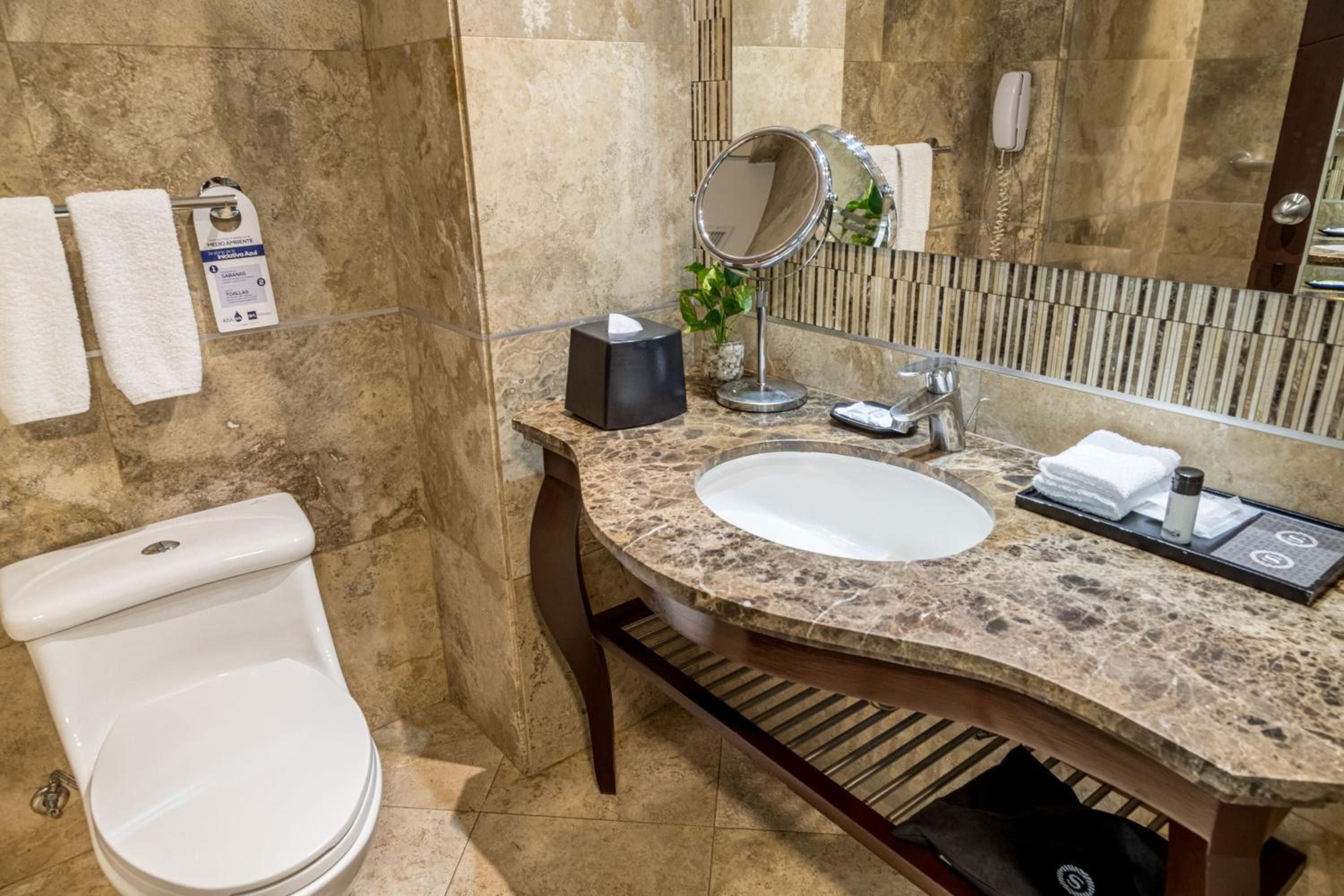 Deluxe Room with Two Double Beds - Renovated/High Floor - Photo 14