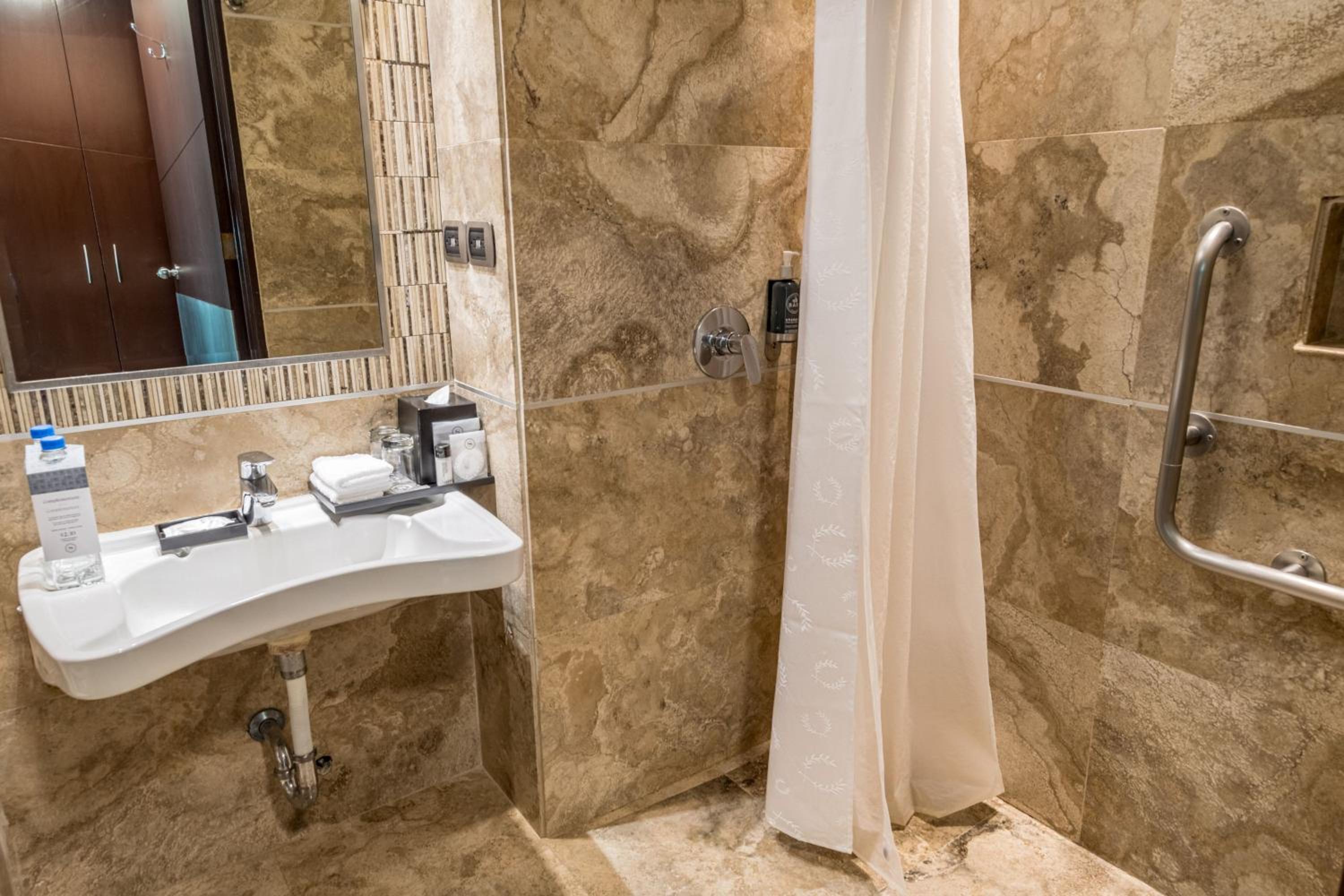 Deluxe Room with Two Double Beds - Renovated/High Floor - Photo 11