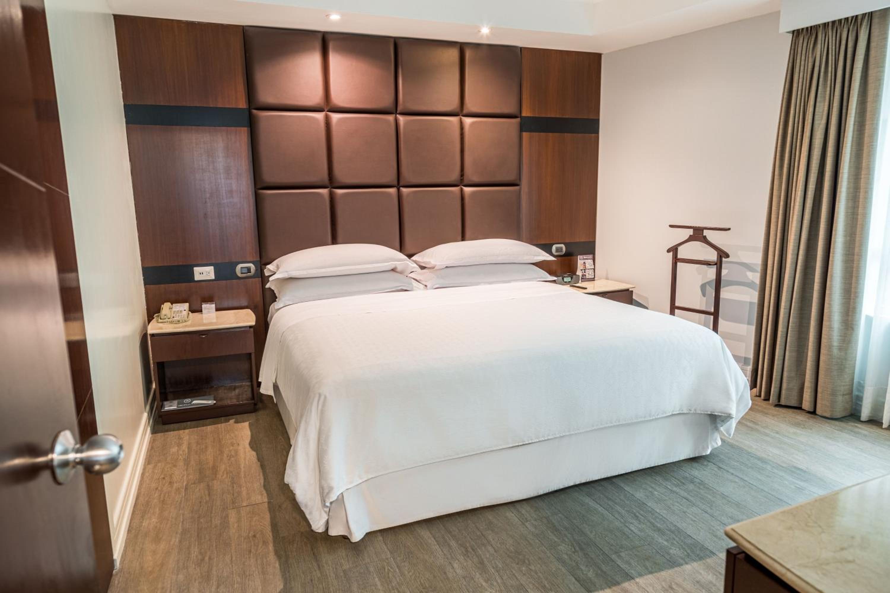 One-Bedroom Junior King Suite - Photo 4