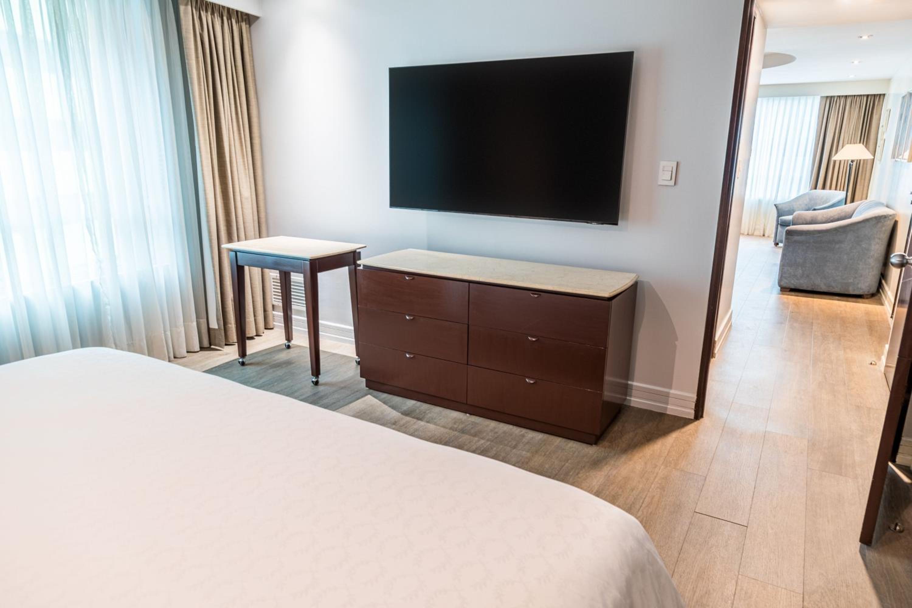One-Bedroom Junior King Suite - Photo 6