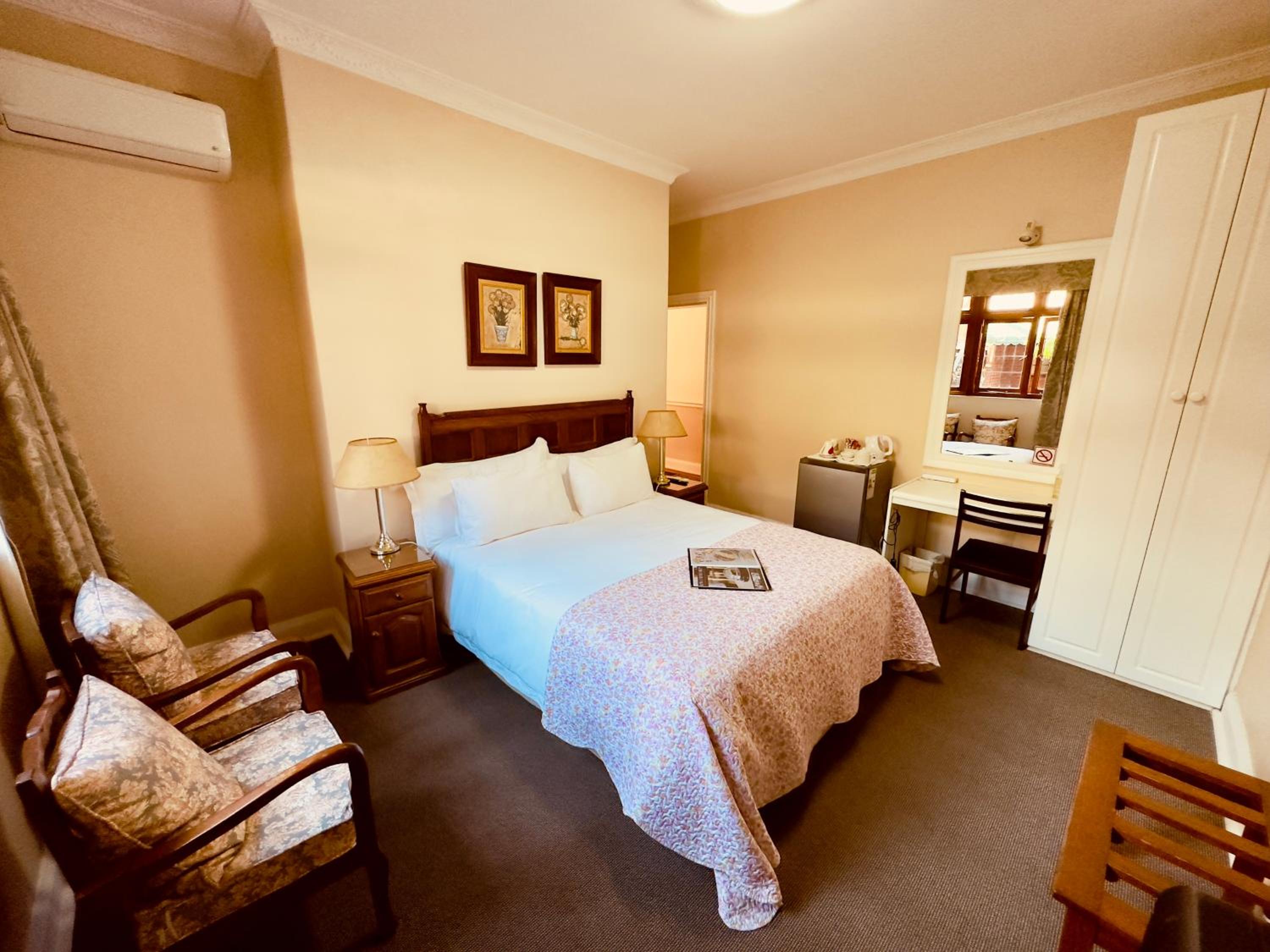 Deluxe Queen Room - Photo 6