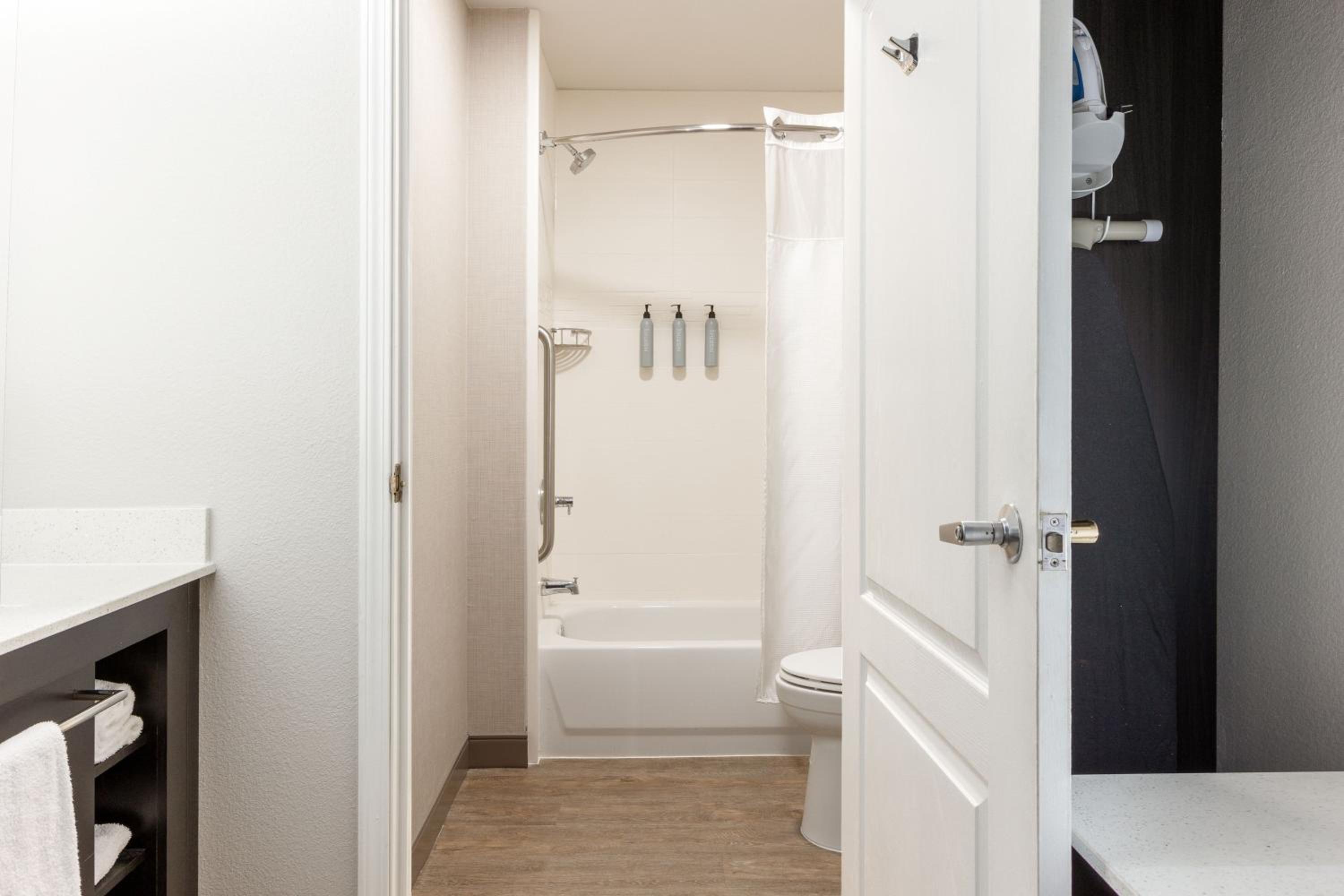 Two-Bedroom Suite - Mobility/Hearing Accessible with Tub