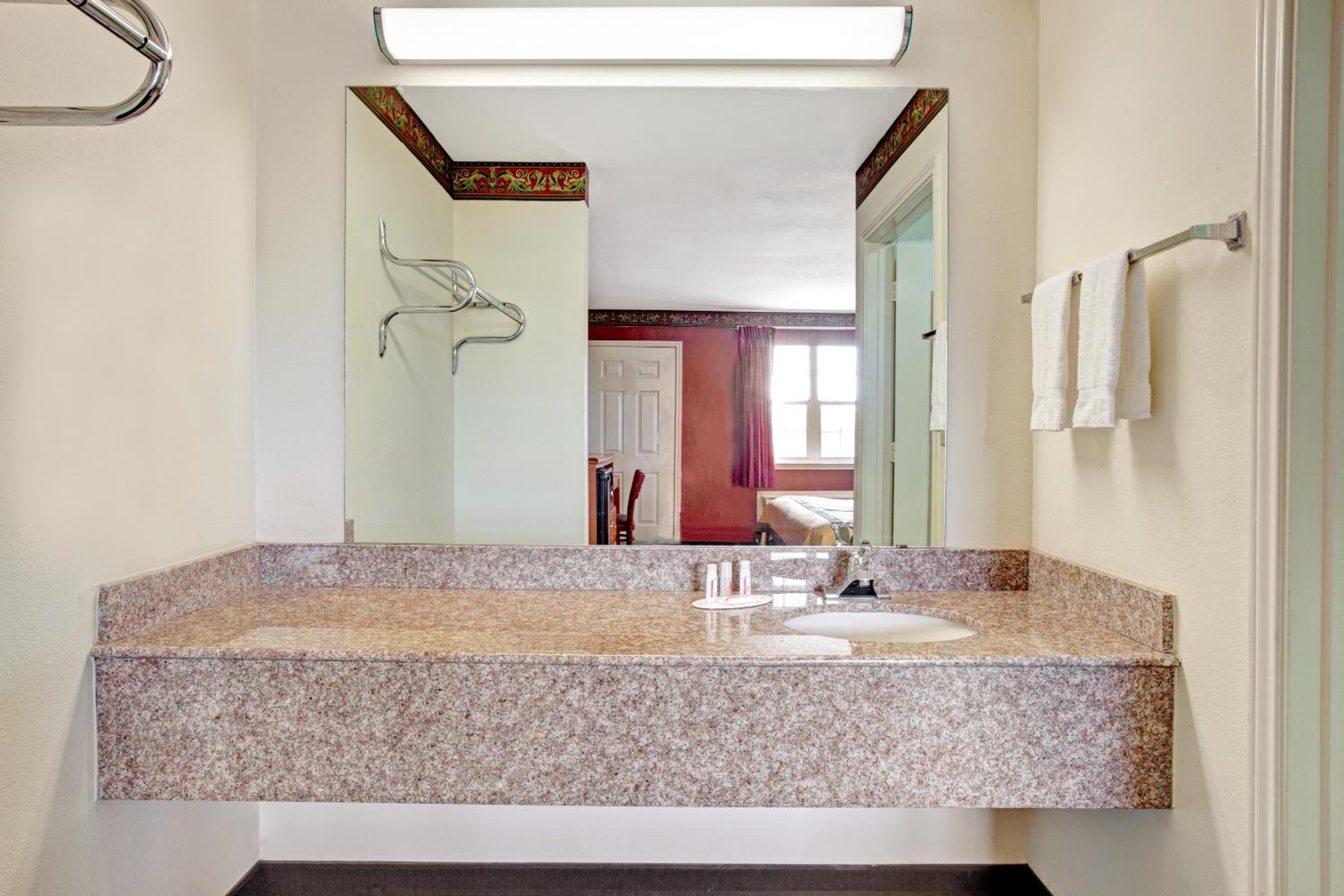 King Room - Non-Smoking - Photo 3
