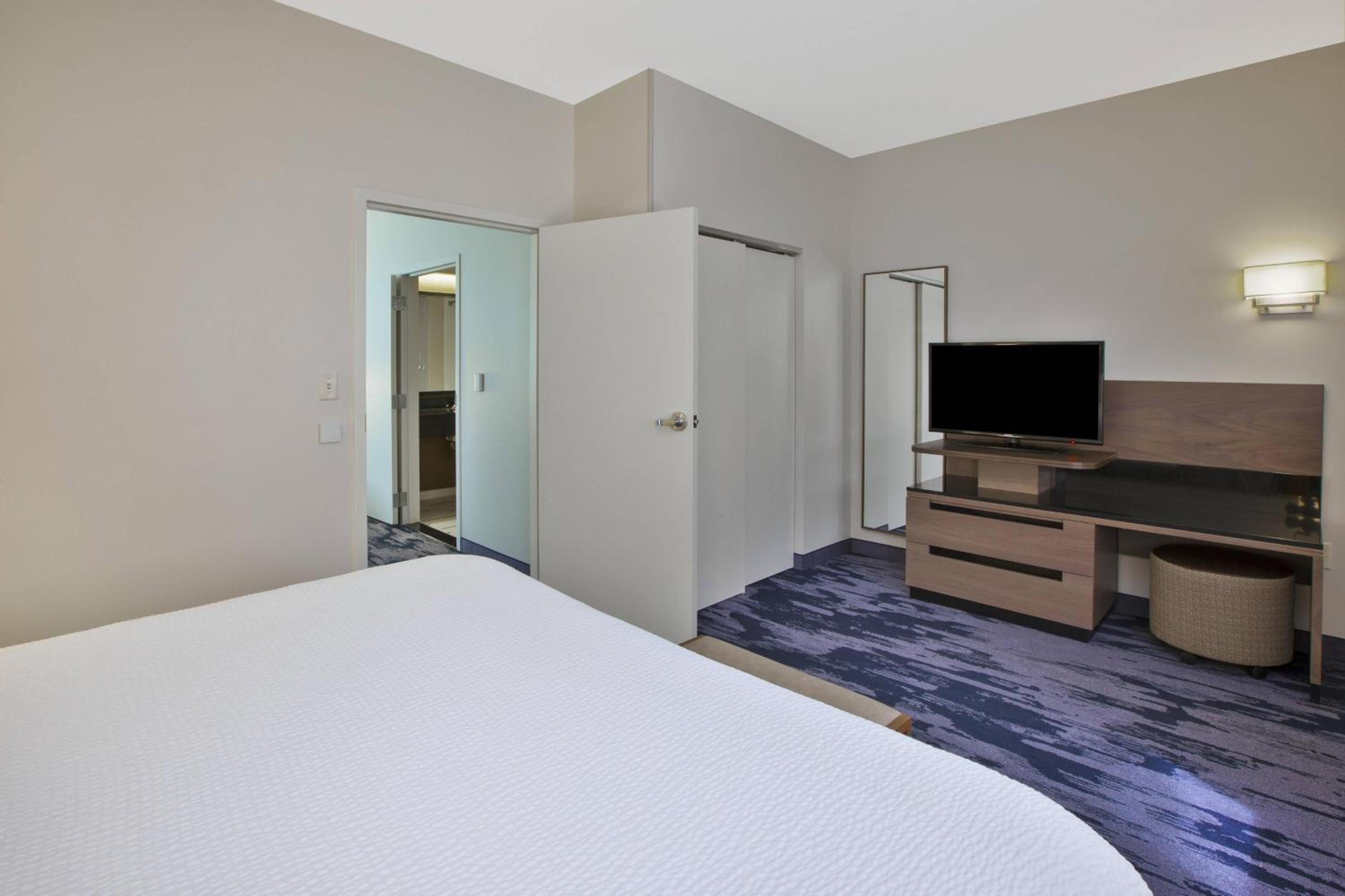 One-Bedroom King Suite with Bathtub and Sofa Bed - Mobility Access - Photo 1