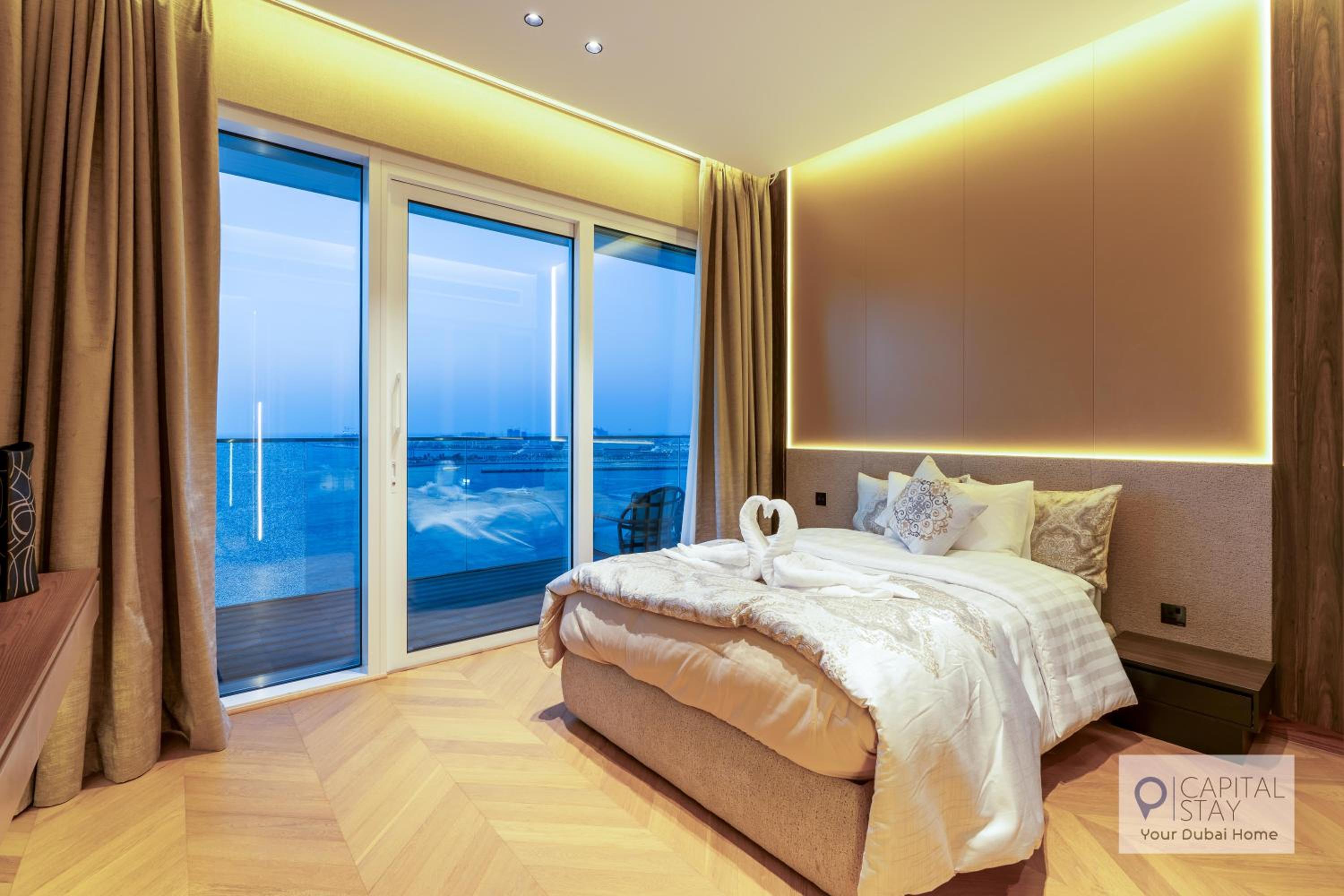 Four-Bedroom Apartment with Balcony  photo 2