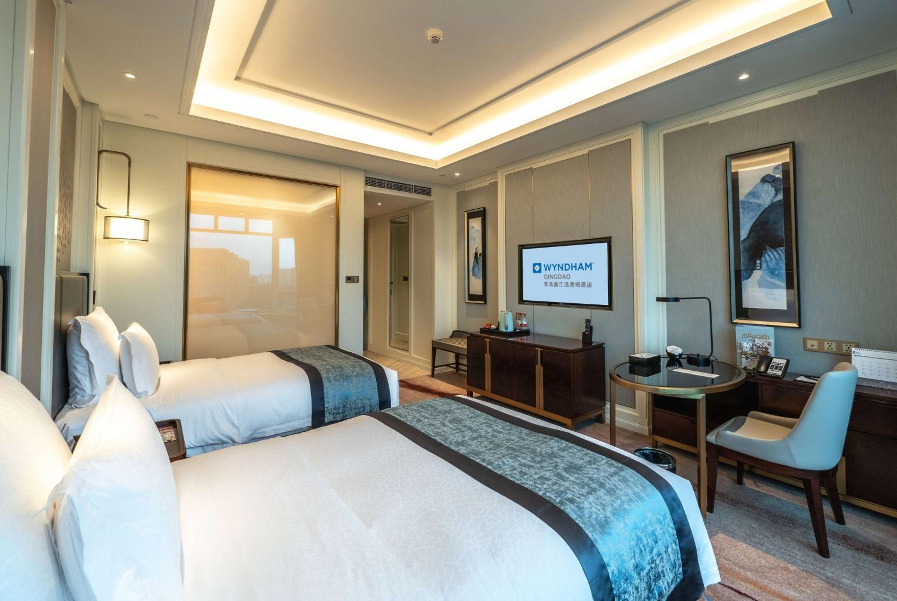 Deluxe city view room with twin Bed