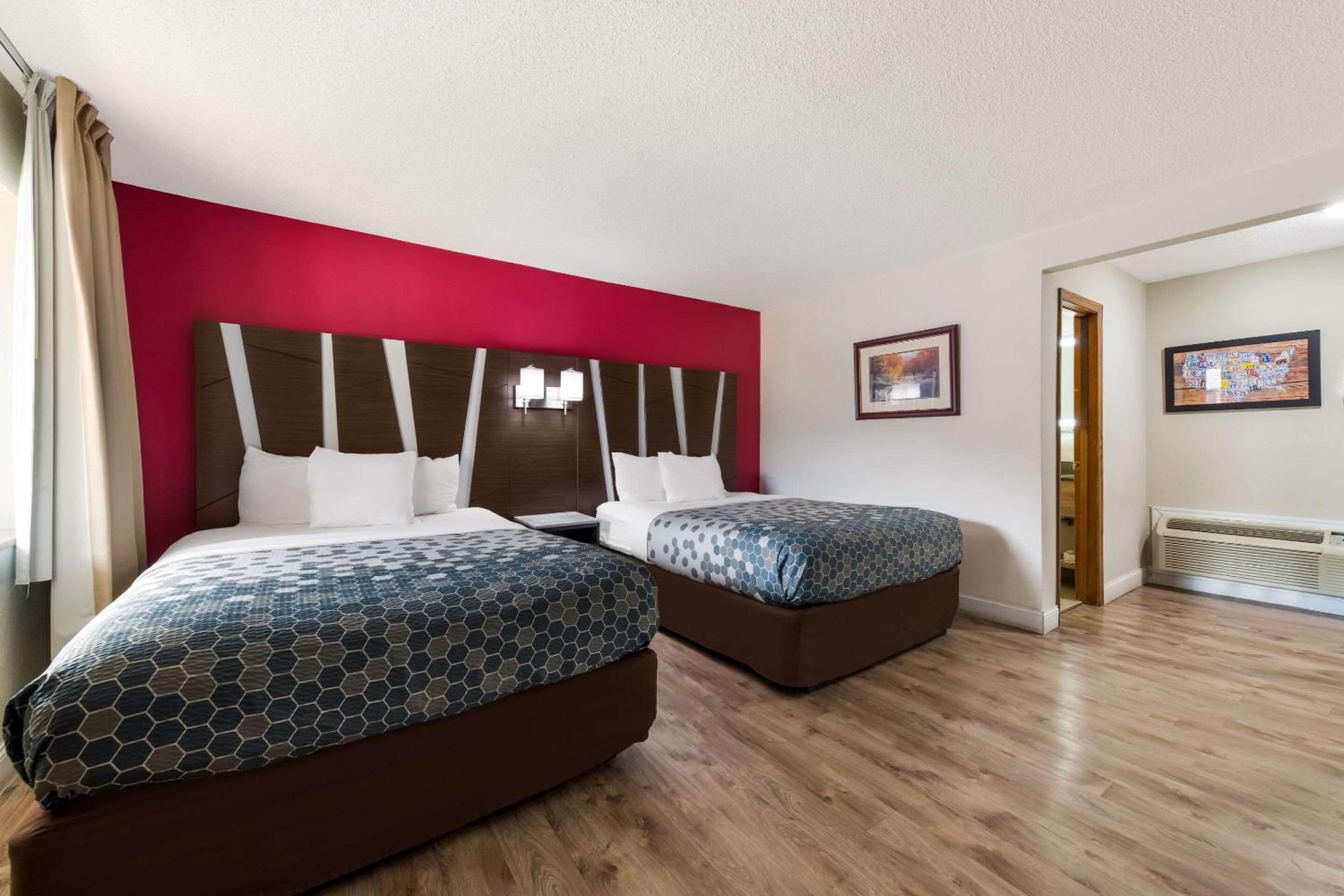 Queen Room with Two Queen Beds - Non-Smoking photo 3
