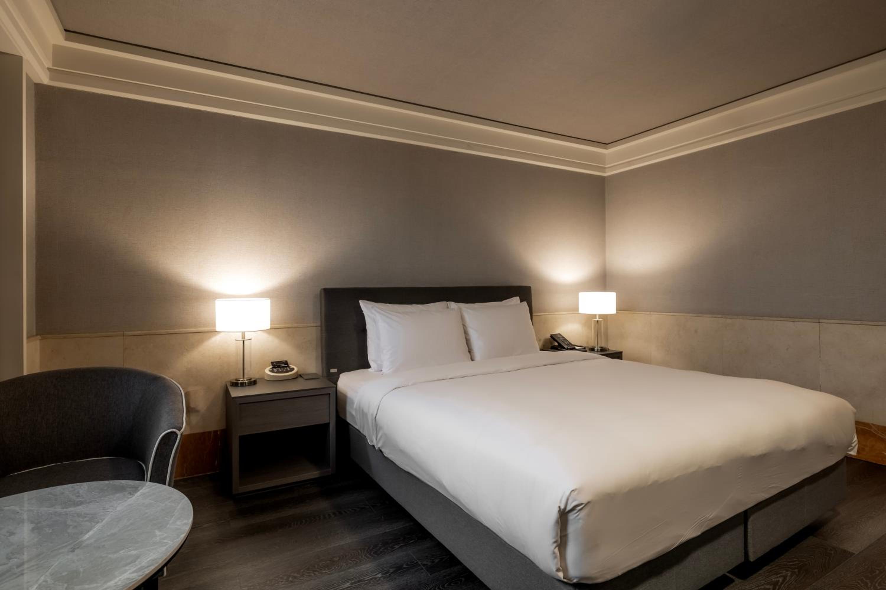 Deluxe King Room with River View - Photo 1