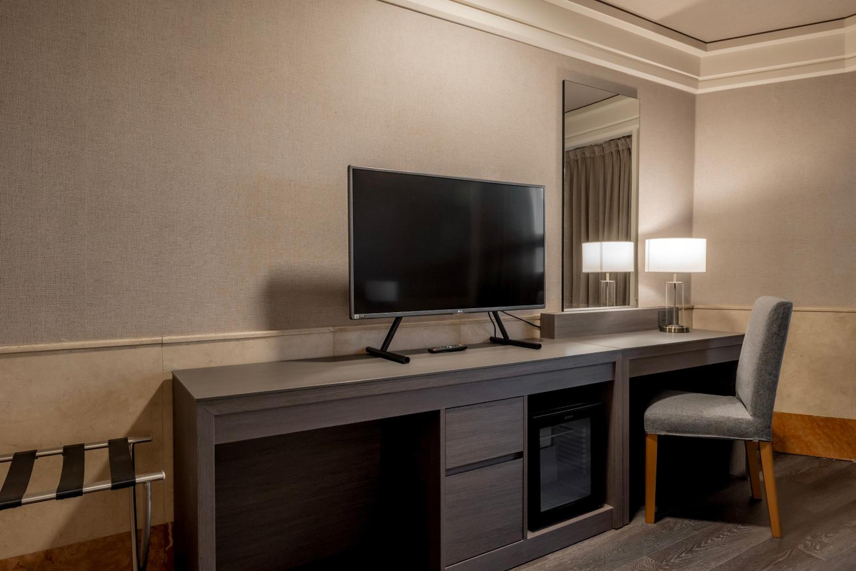 Deluxe King Room with River View - Photo 2