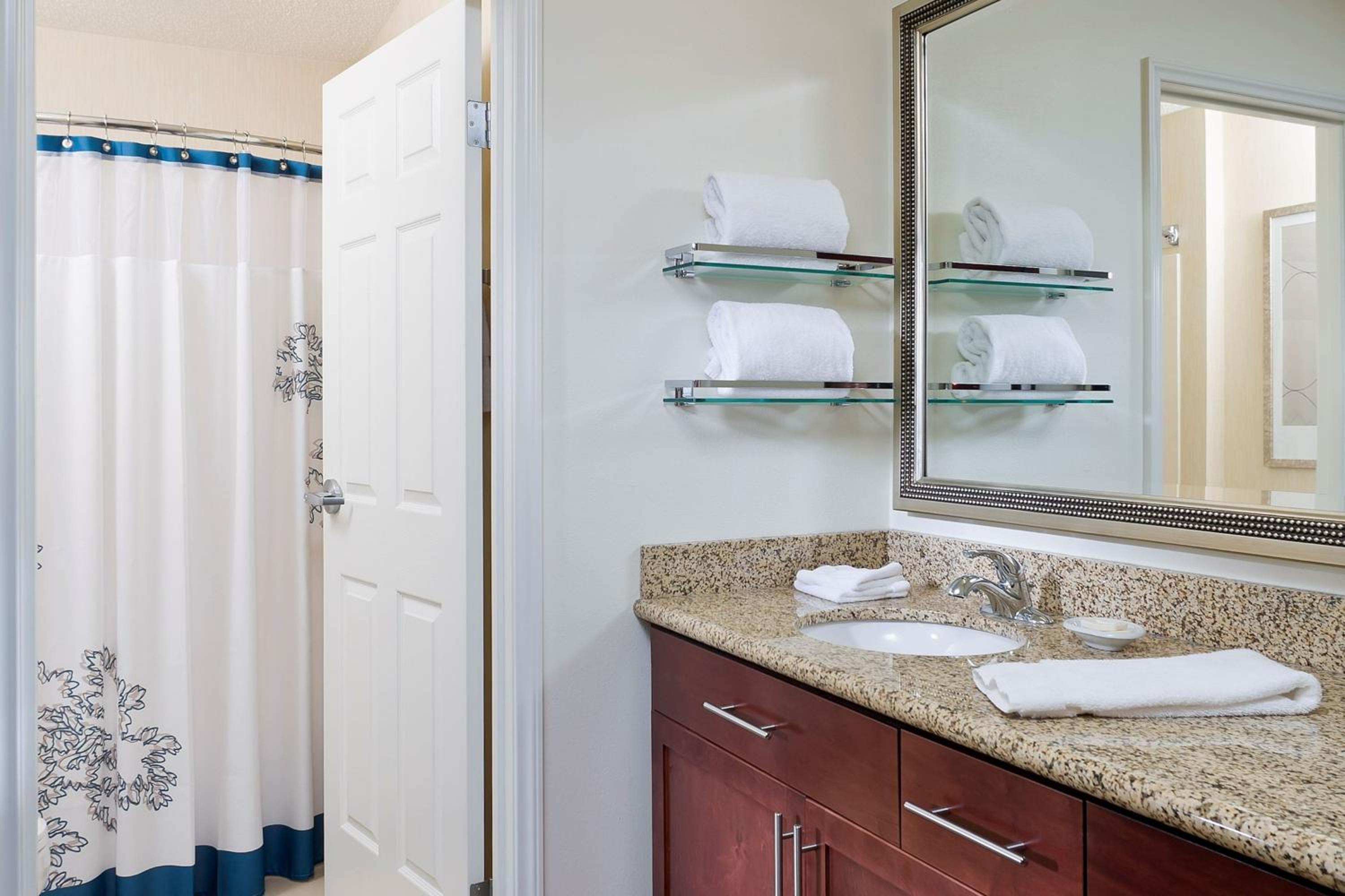 One-Bedroom King Suite with Sofa Bed and Adapted Tub - Mobility and Hearing Accessible