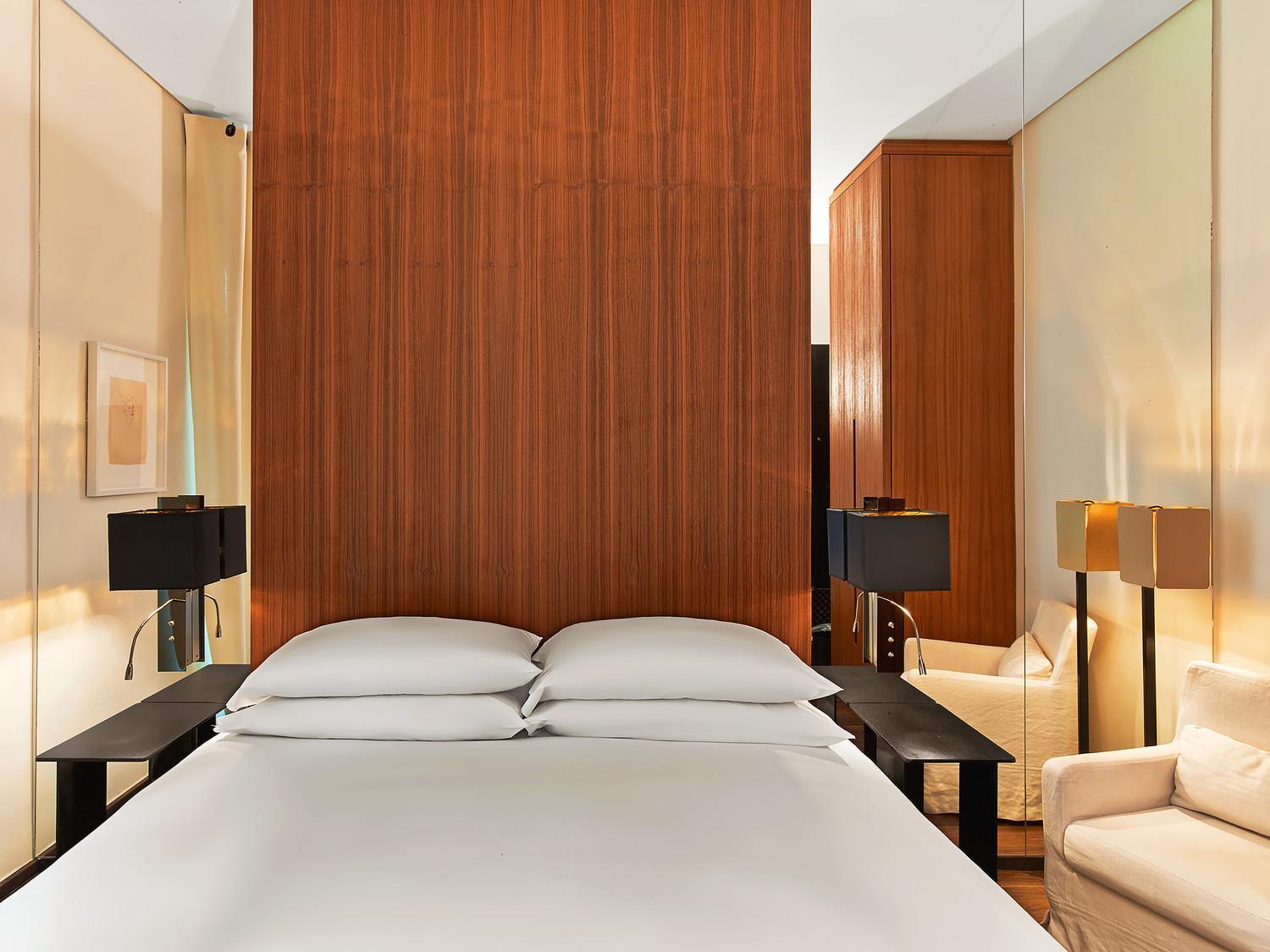 Deluxe Queen Room with Balcony