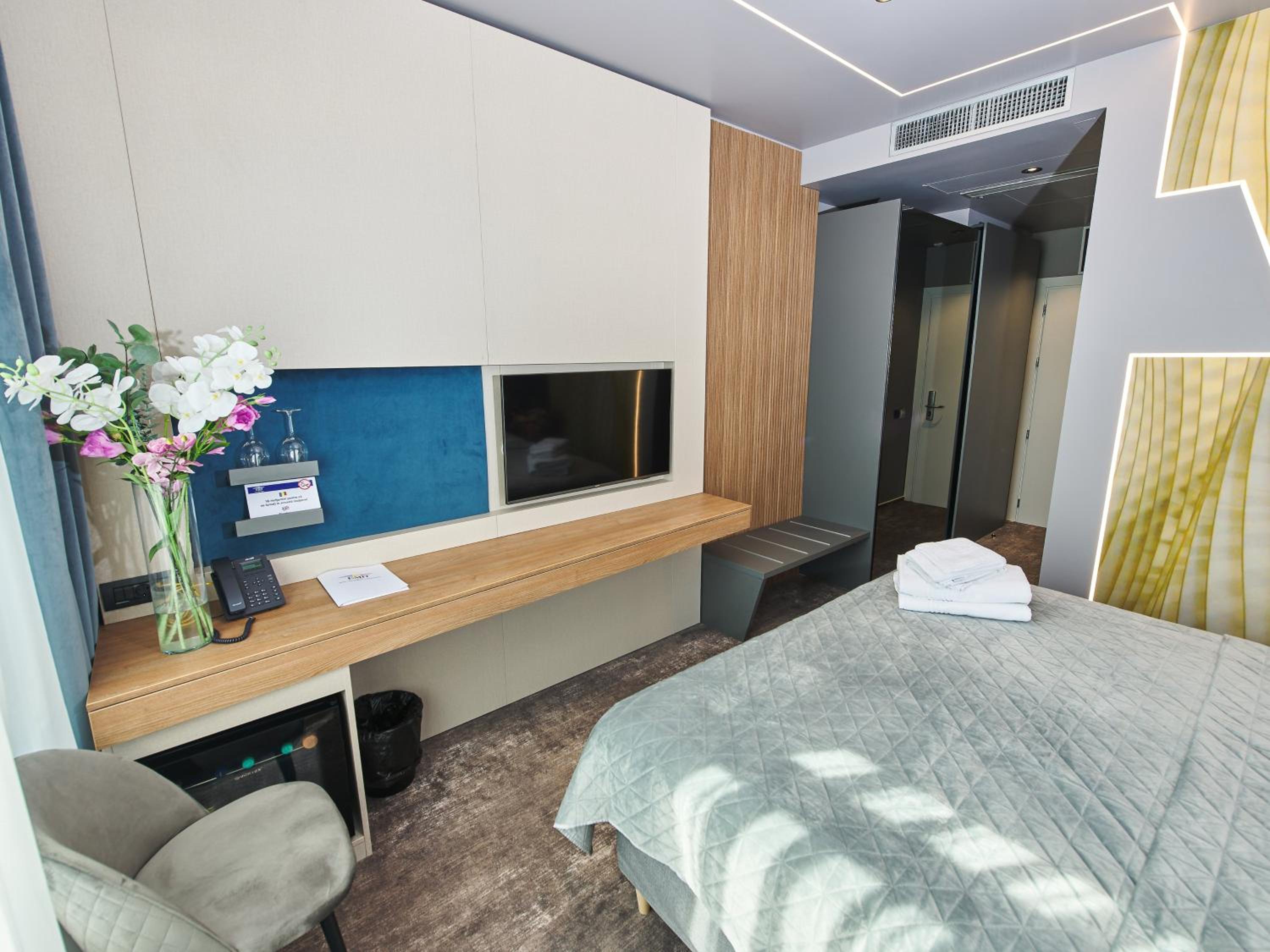 Deluxe Double or Twin Room - Photo 9