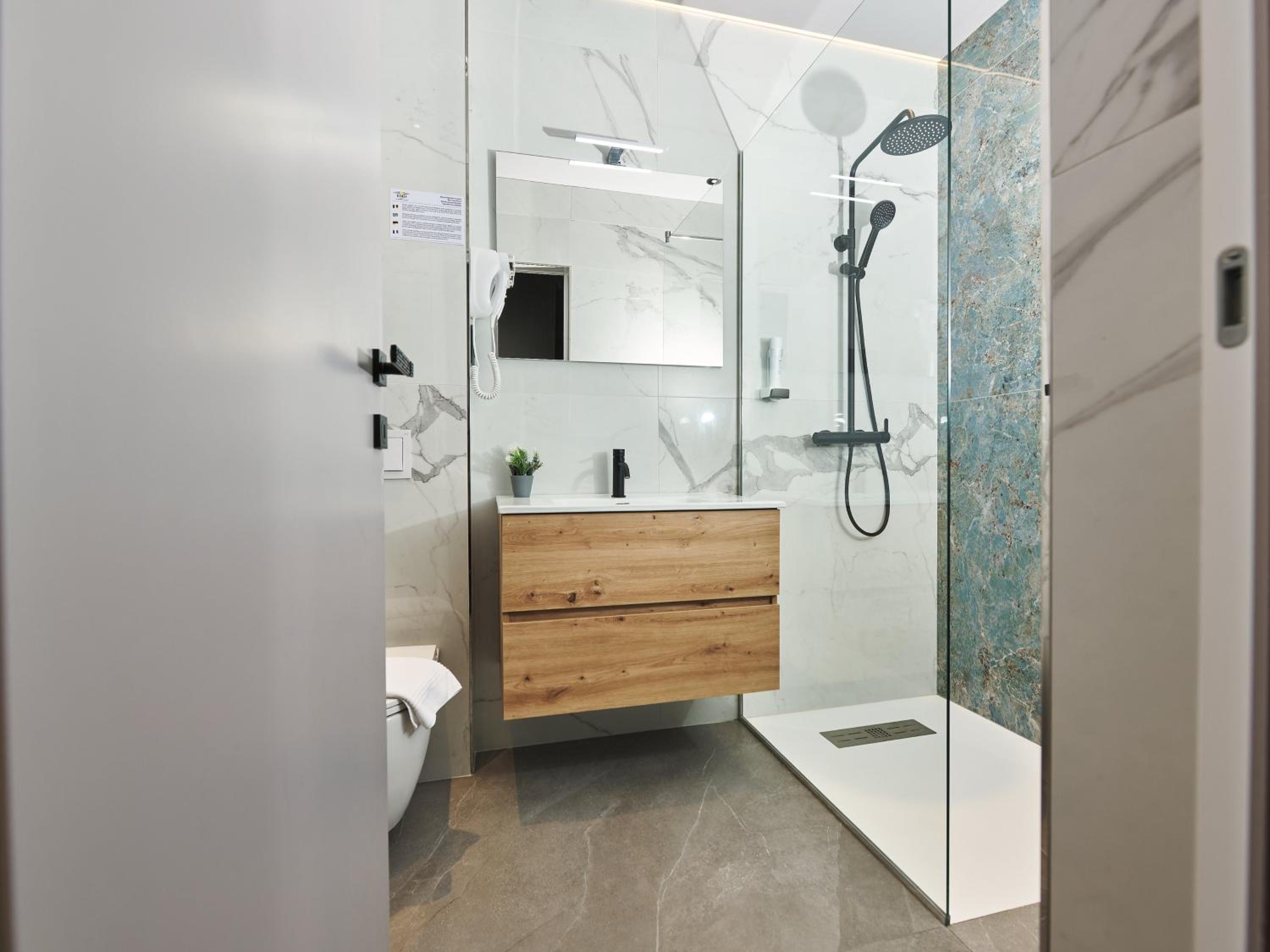 Deluxe Double or Twin Room - Photo 11