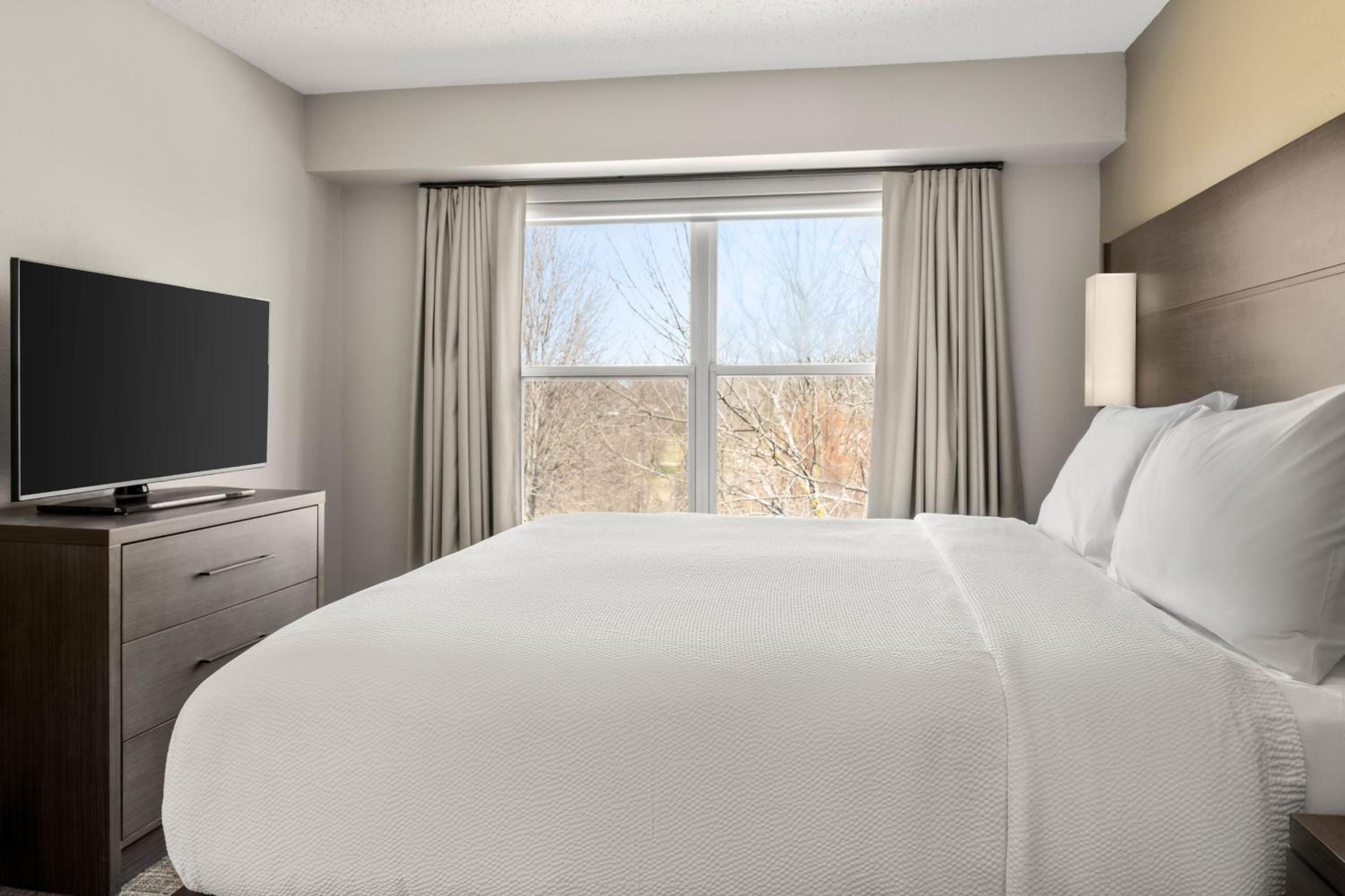 One-Bedroom King Suite with Sofa Bed - Hearing Accessible photo 2