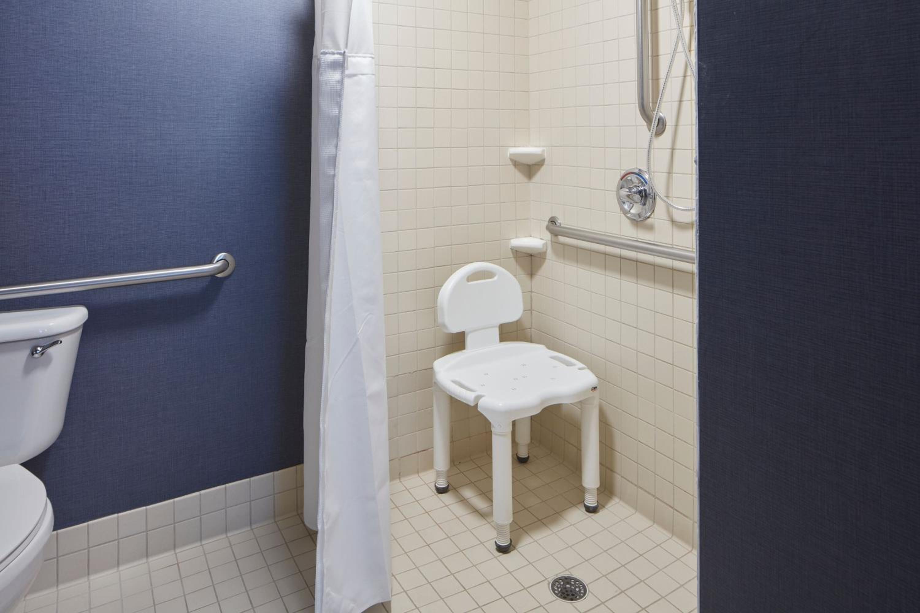 Two-Bedroom Suite with Adapted Tub - Mobility Accessible