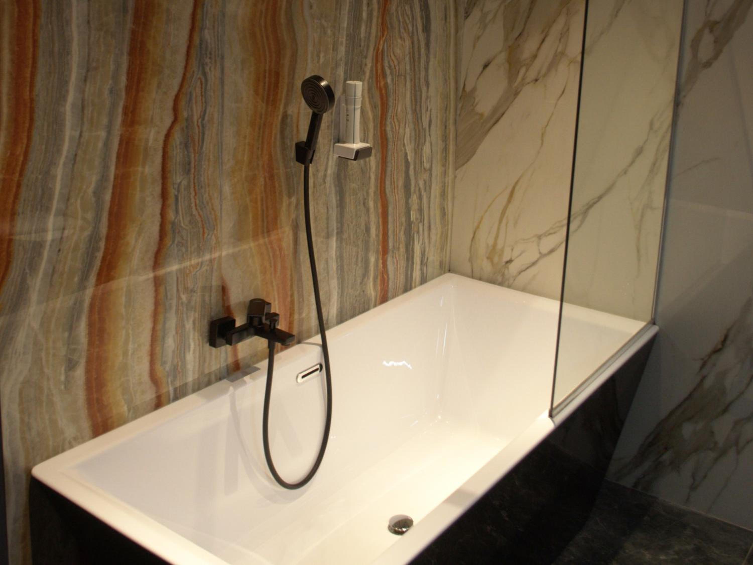 Deluxe King Suite - Photo 2