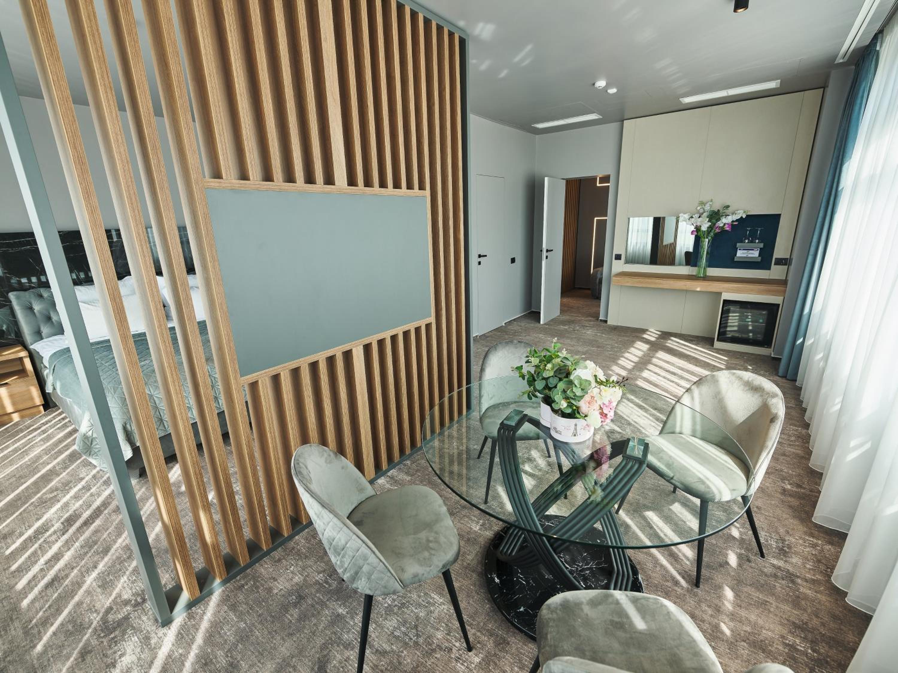 Deluxe King Suite - Photo 7
