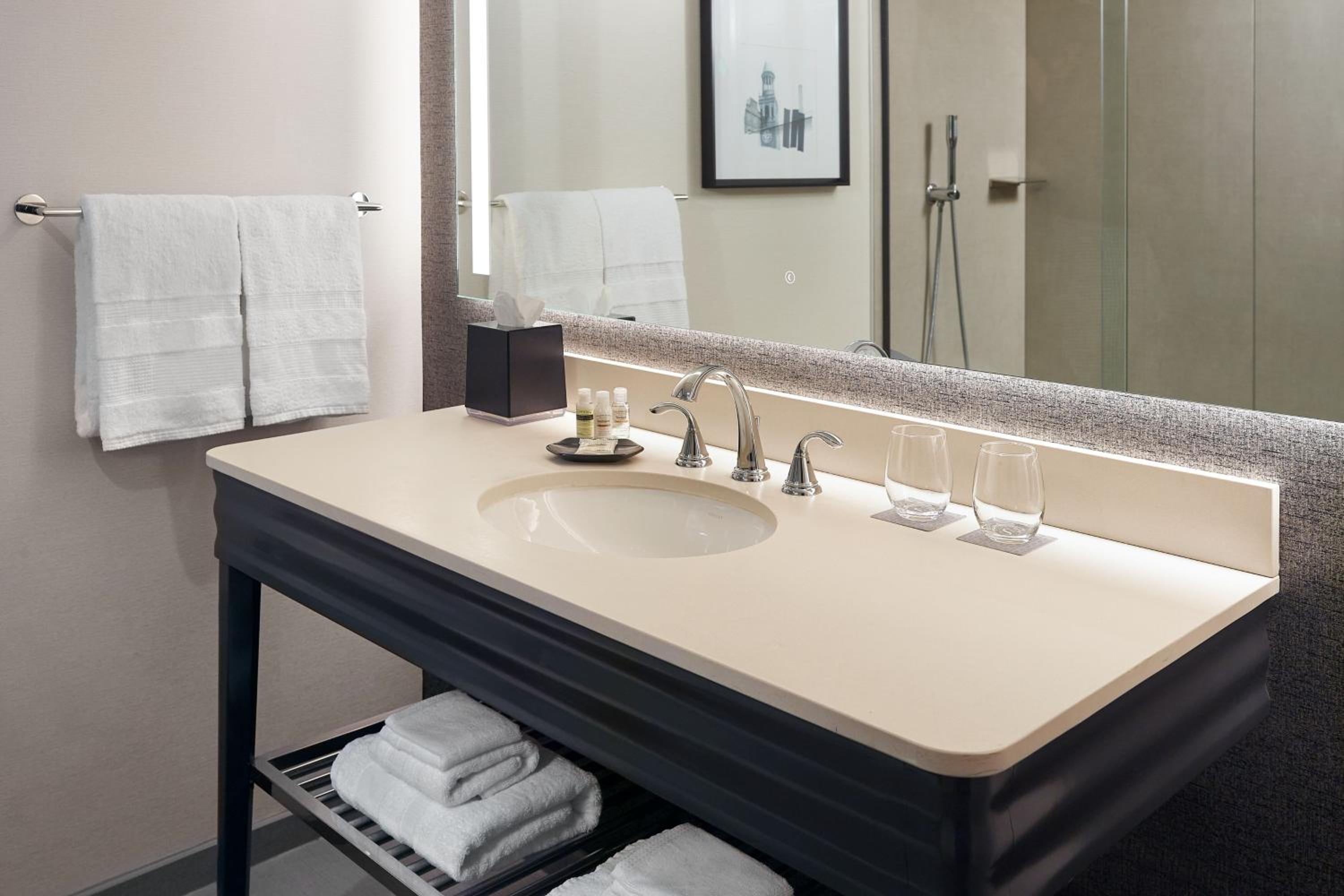 Traditional King Room - Hearing Accessible - Photo 7