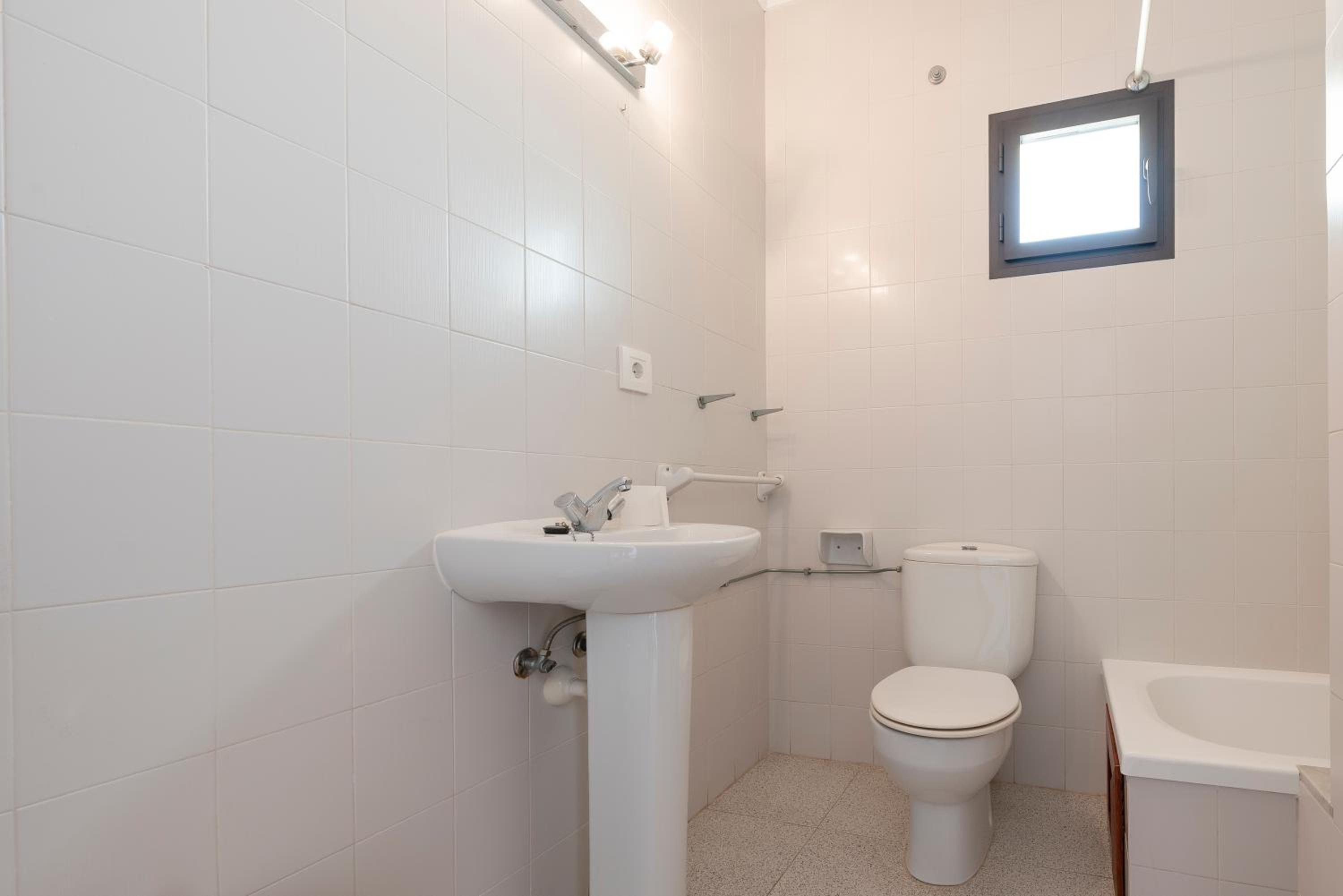Double Room with Air-con Balcony and Sea View photo 3