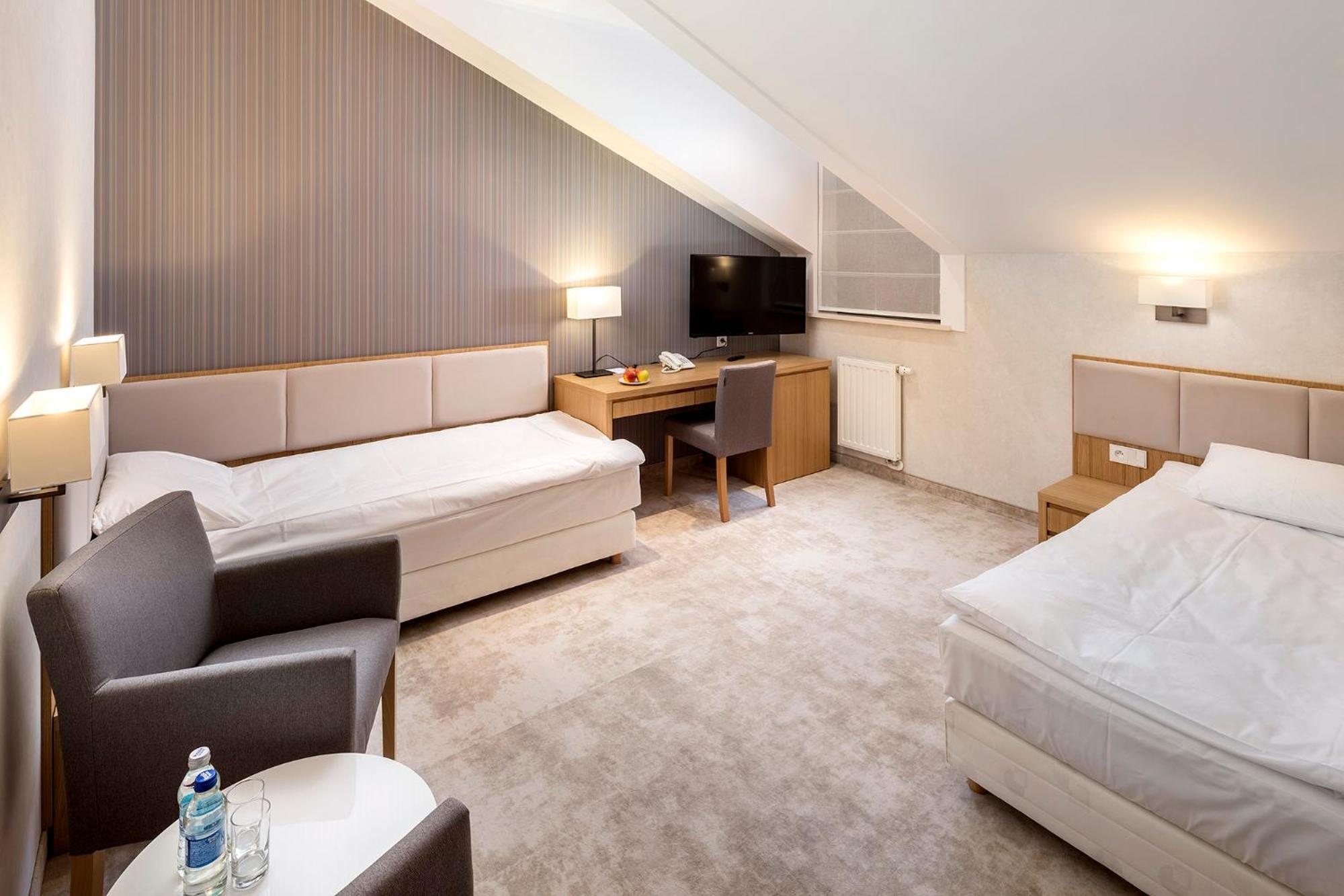 Double or Twin Room - Photo 3
