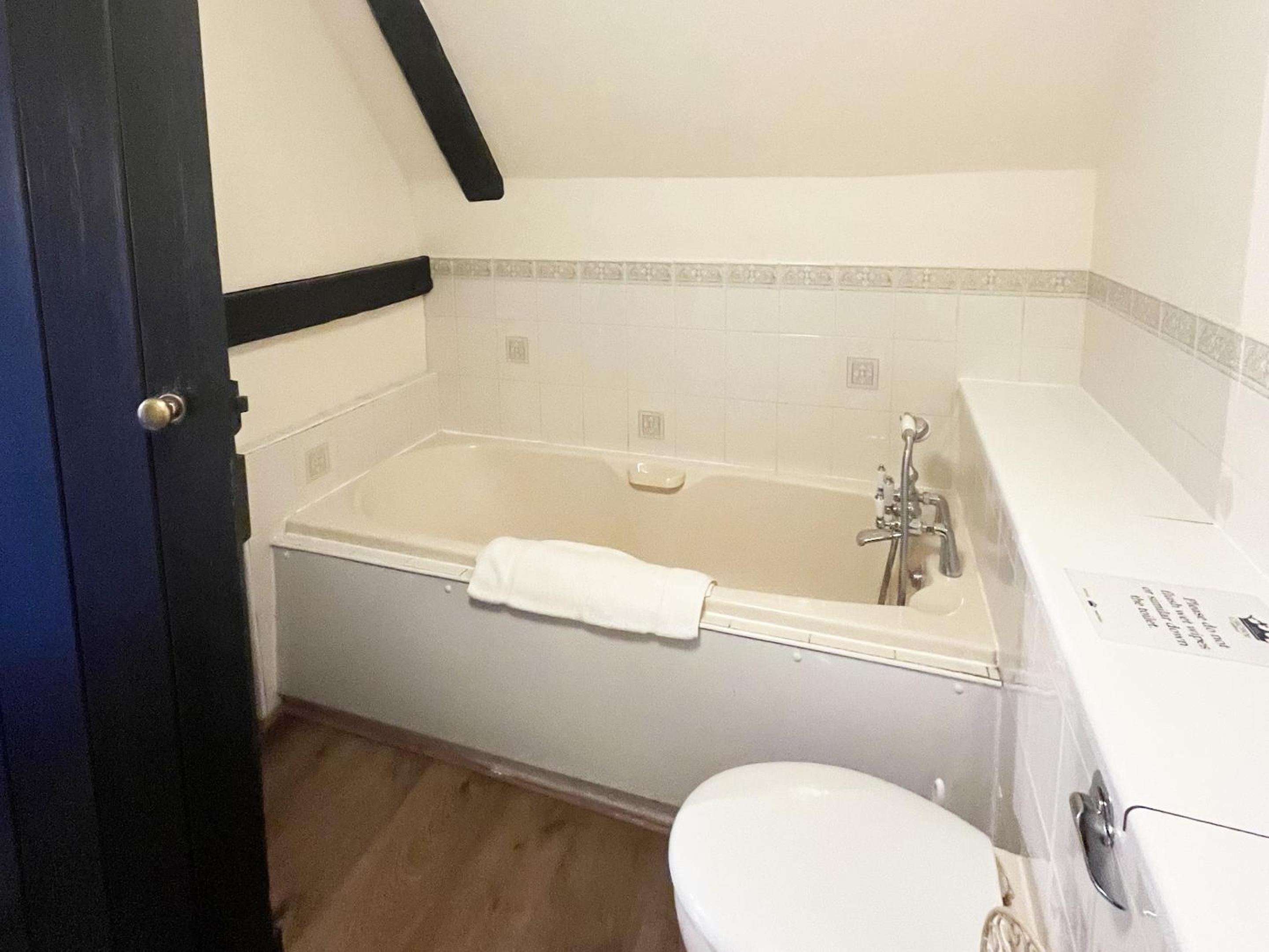 Double Room with Private Bathroom - Photo 4
