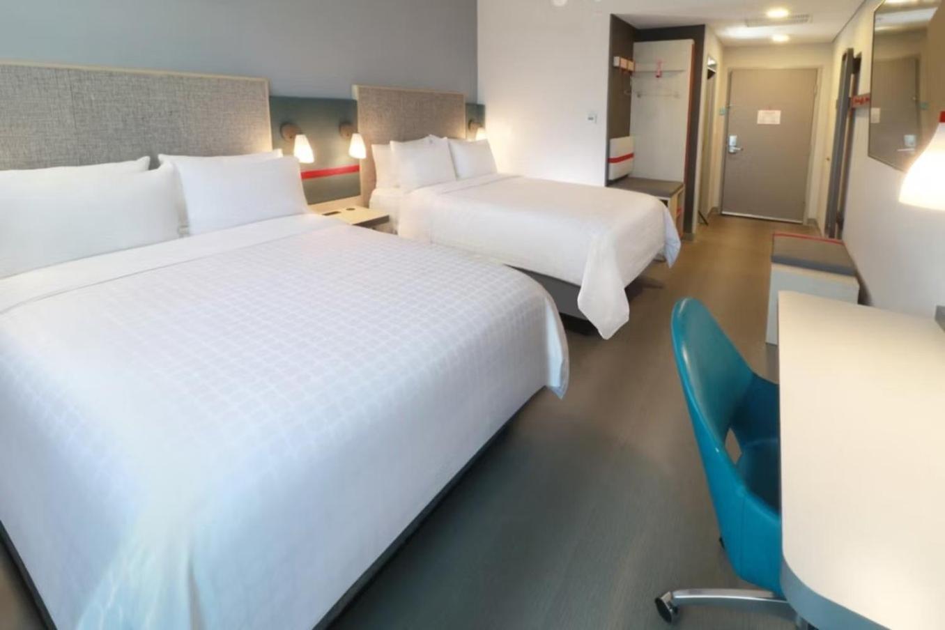 Standard Queen Room with Two Queen Beds - Photo 4