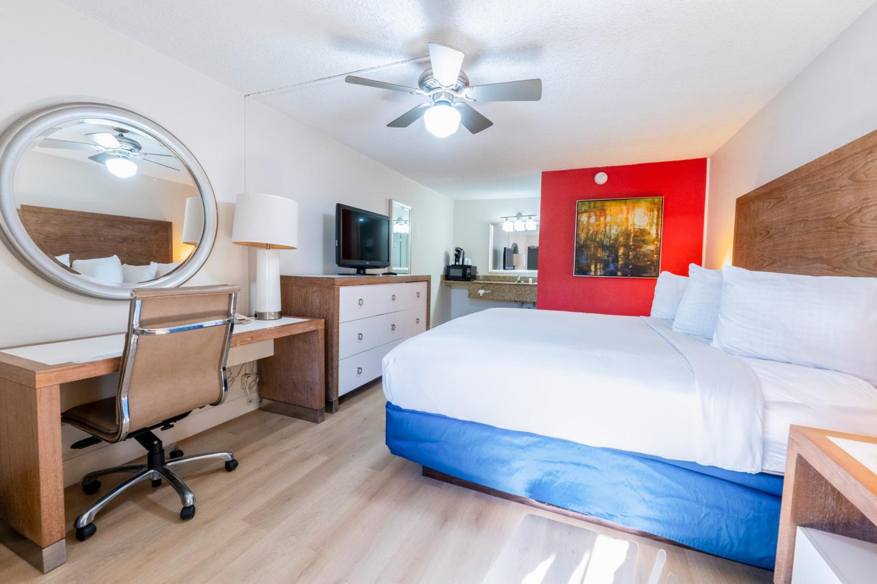 King Room with Mobility/Hearing Access and Roll-In Shower, Non-Smoking - Photo 4