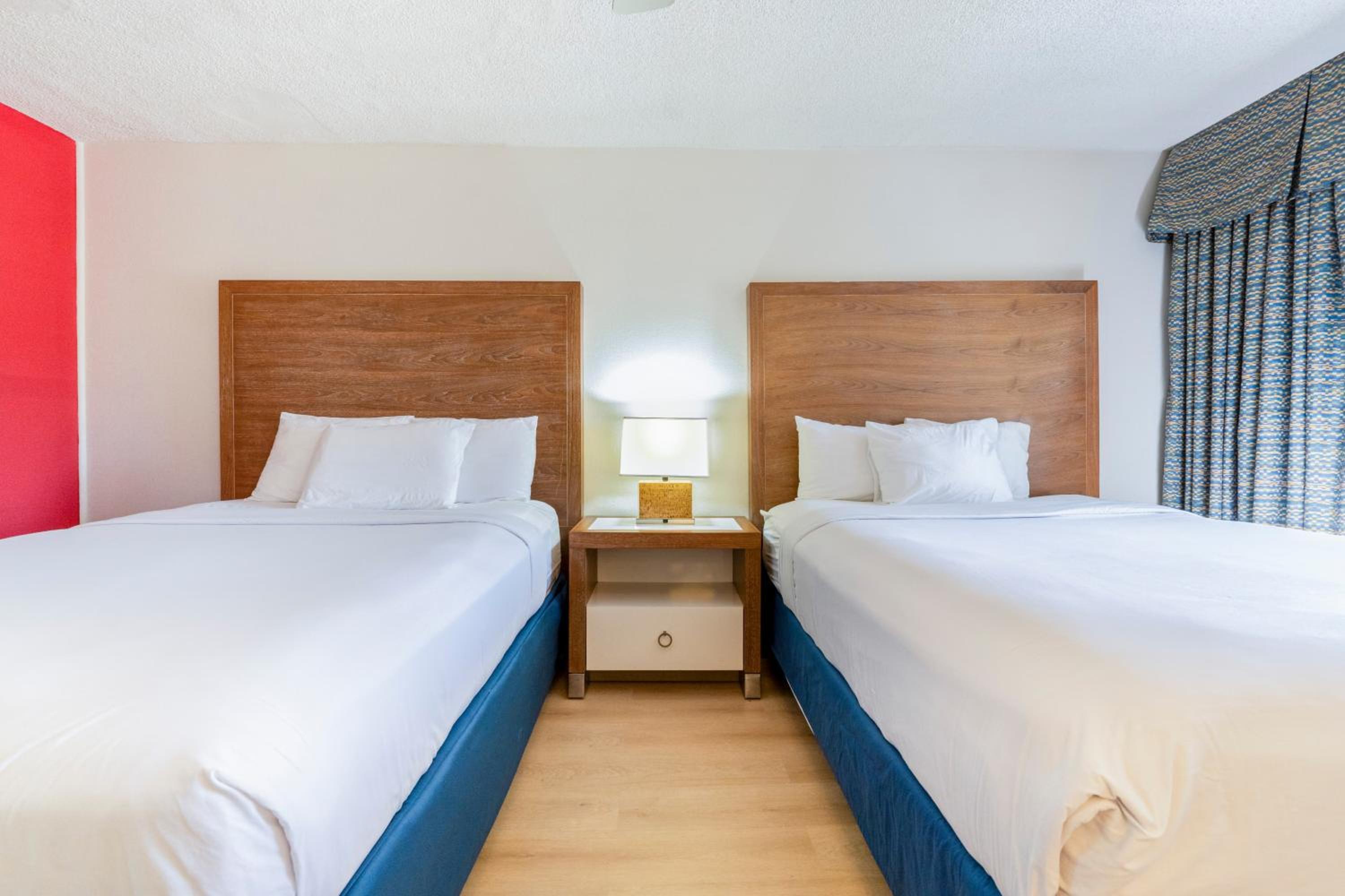 Queen Room with Two Queen Beds and Courtyard View - Non-Smoking - Photo 1