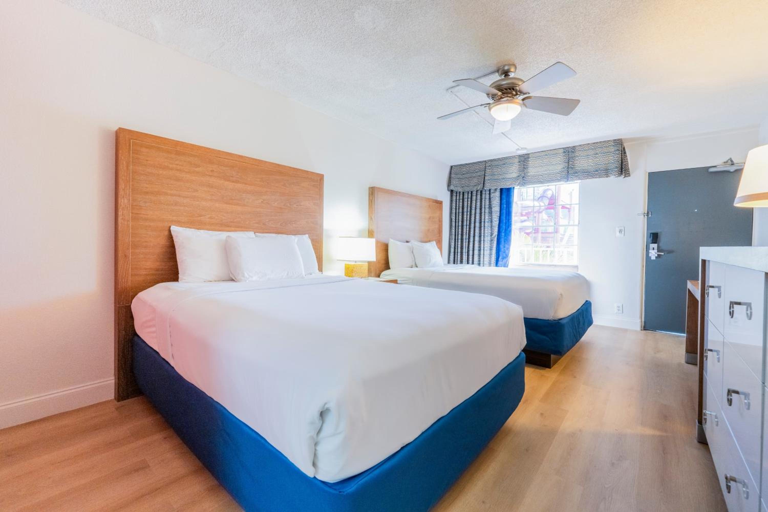 Queen Room with Two Queen Beds and Courtyard View - Non-Smoking - Photo 5