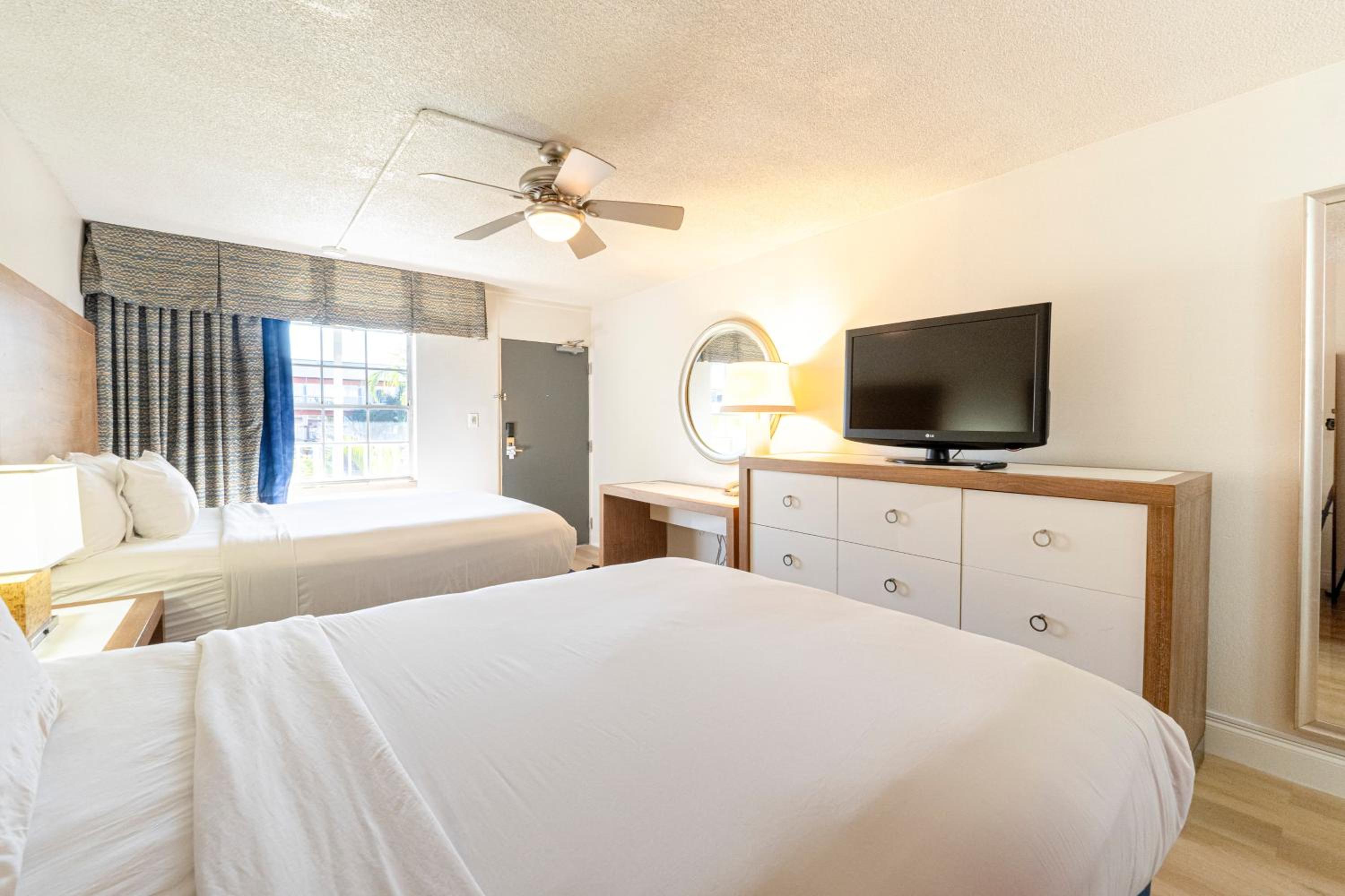 Queen Room with Two Queen Beds and Courtyard View - Non-Smoking - Photo 4