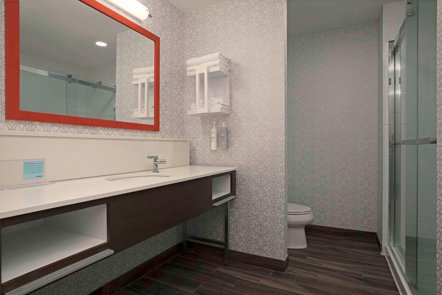 King Room with Roll-In Shower - Mobility and Hearing Access/Non-Smoking - Photo 3