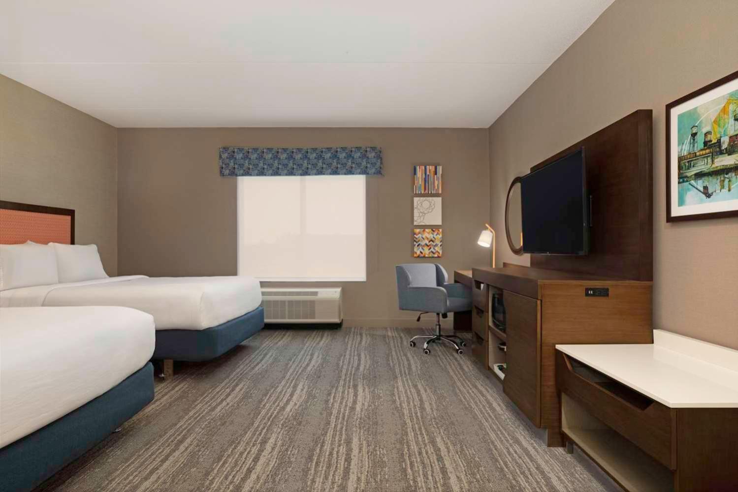 Queen Room with Two Queen Beds - Photo 3