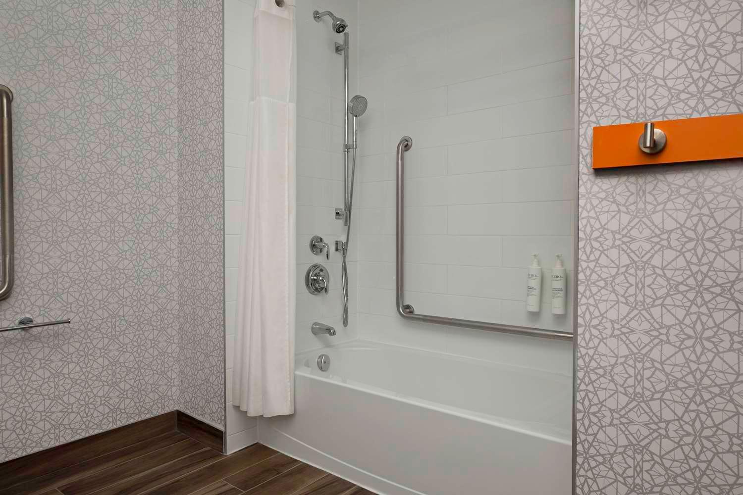 King Room with Accessible Tub - Mobility and Hearing Access/Non-Smoking - Photo 4