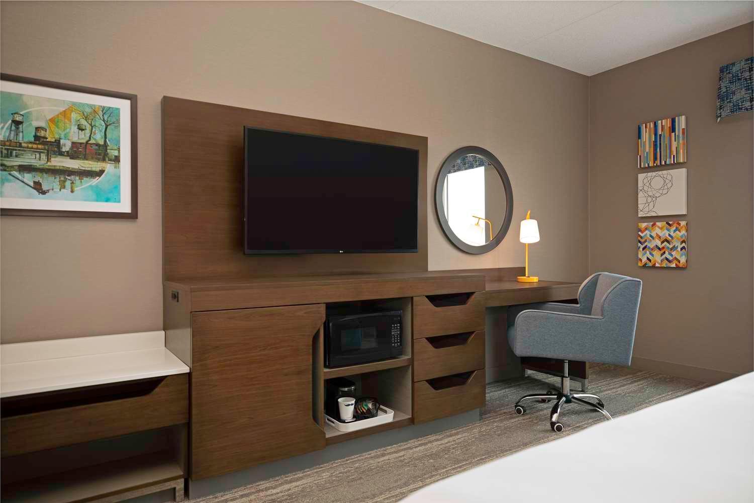King Room with Accessible Tub - Mobility and Hearing Access/Non-Smoking - Photo 5