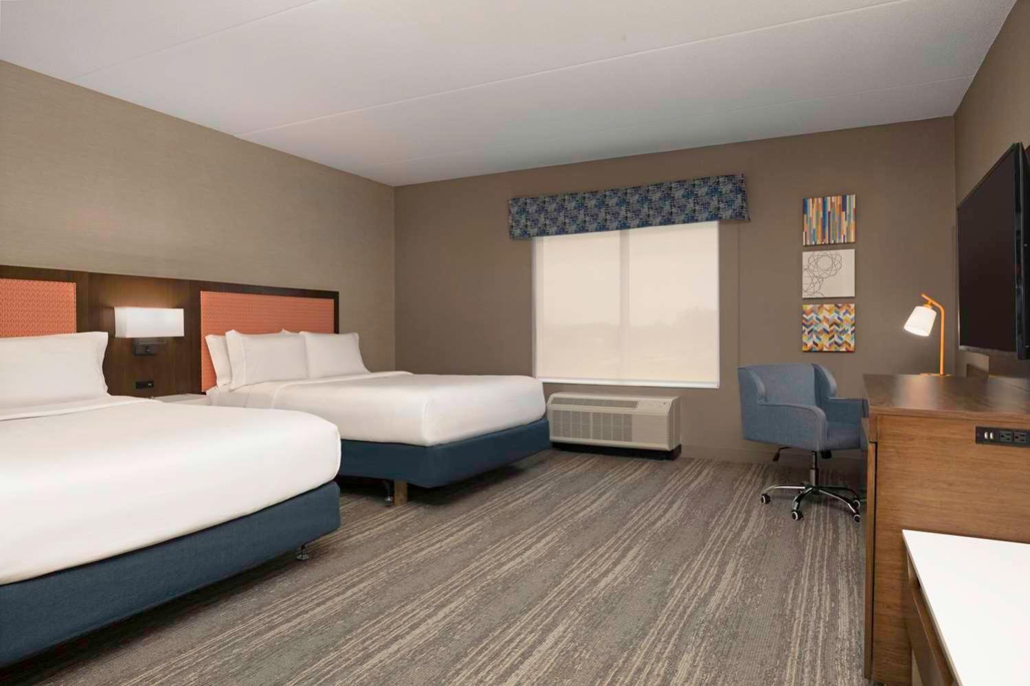 Queen Room with Two Queen Beds - Photo 5