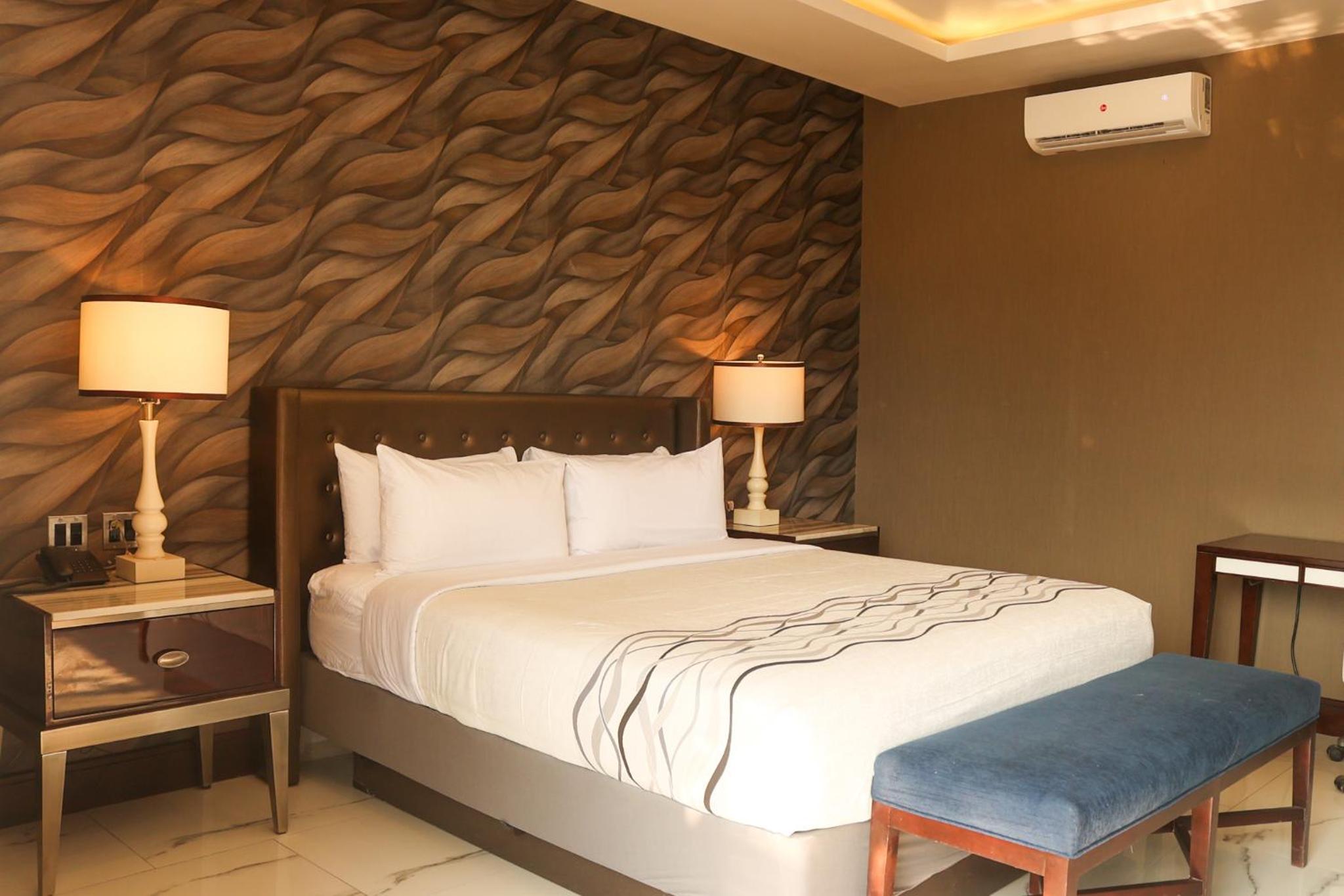 Deluxe King Room - Photo 3