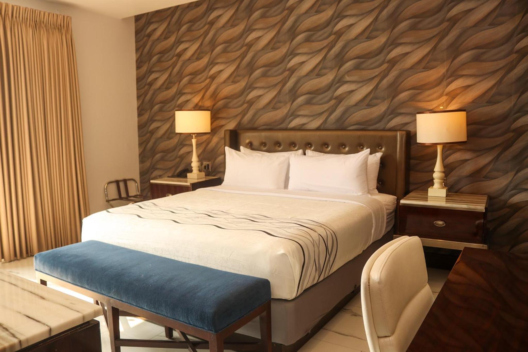 Deluxe King Room - Photo 2