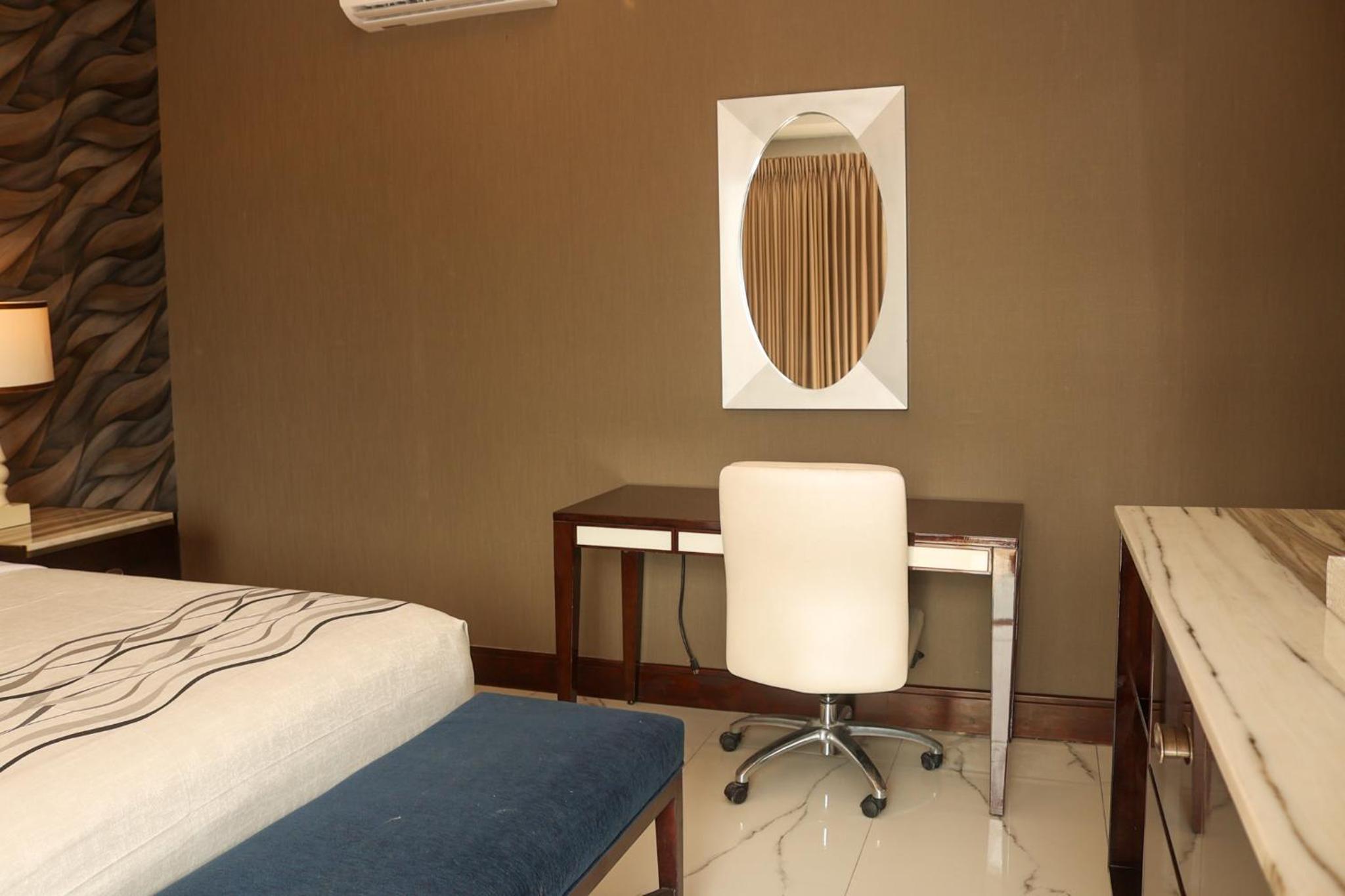 Deluxe King Room - Photo 4