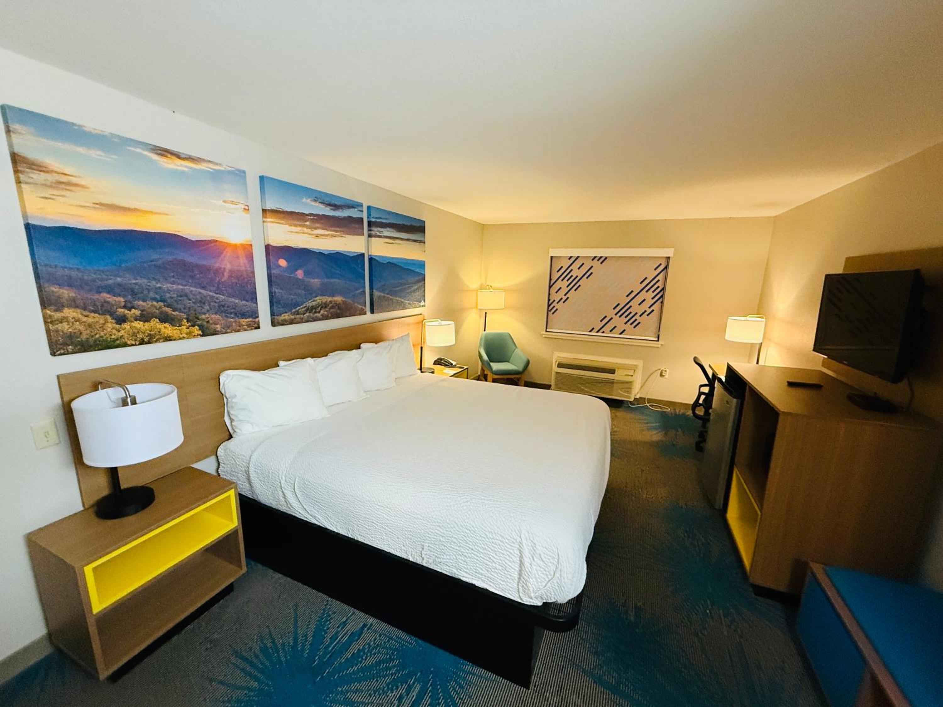 King Room - Non-Smoking - Photo 2