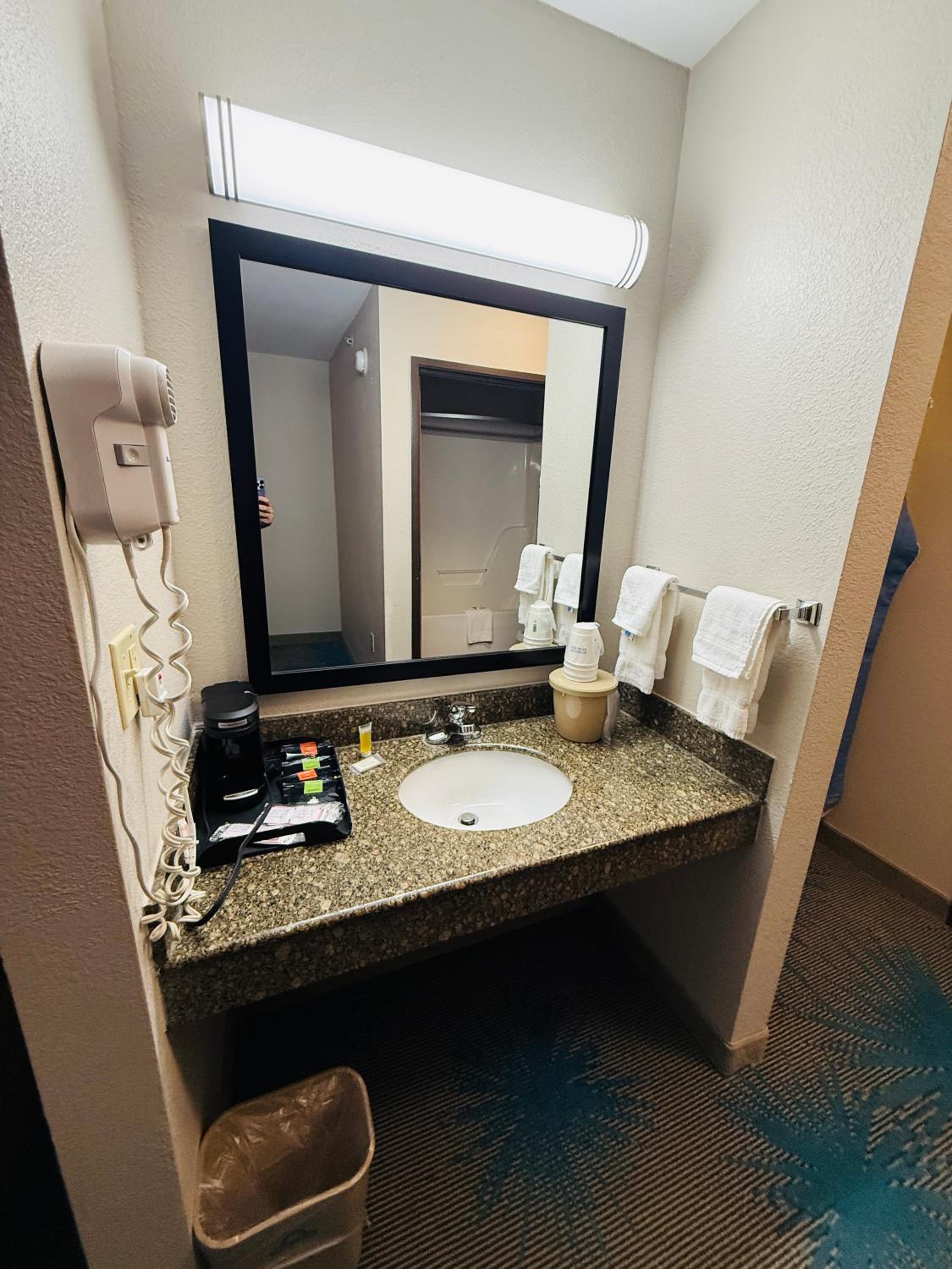 King Room - Non-Smoking - Photo 1