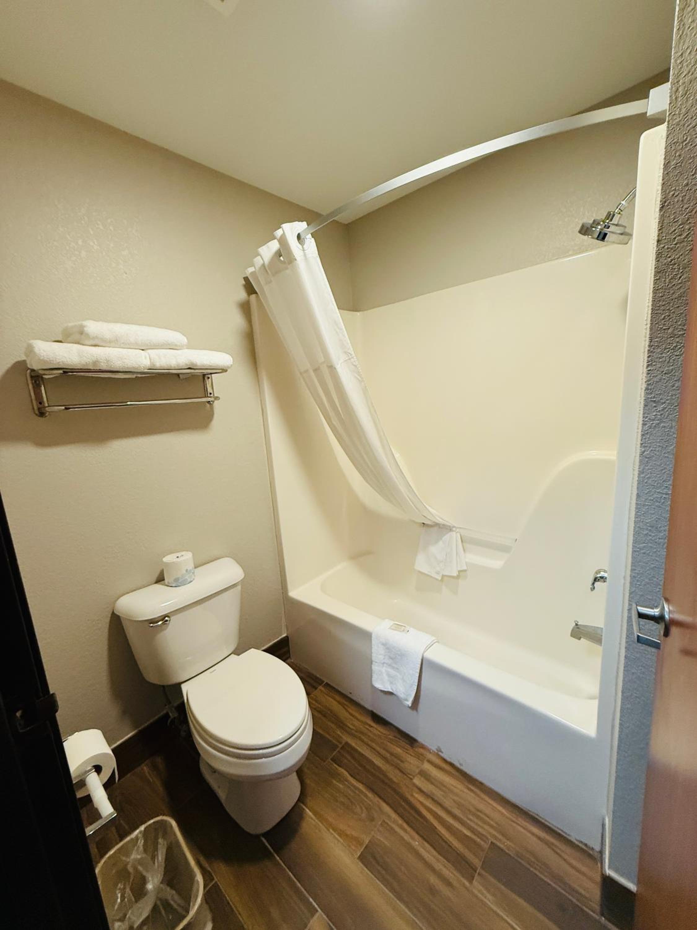 King Room - Non-Smoking - Photo 3